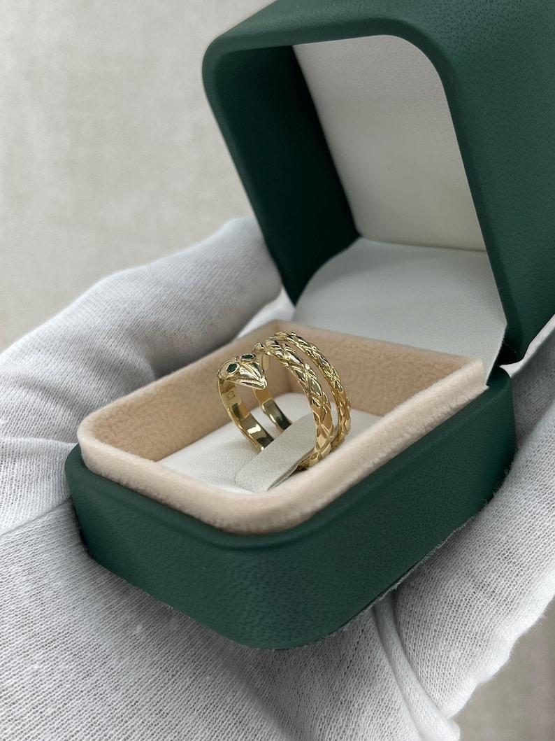 Anello con serpente dagli occhi di smeraldo da 0,05tcw 14K - Anello con design a serpente testurizzato in oro 585 in vendita 3