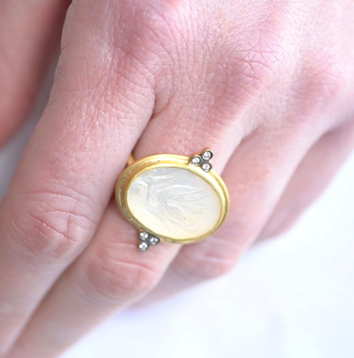 0,06 Karat Diamant-Perlmutt-Ring mit geschnitztem Kranich-Vogelmotiv 24K Gold (Rundschliff) im Angebot
