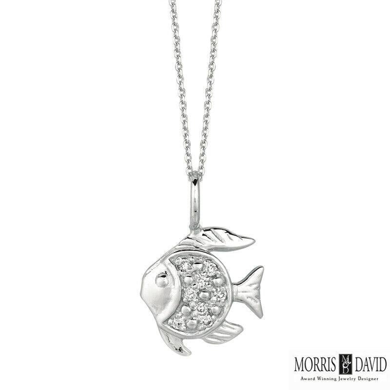 Contemporain Collier pendentif poisson en or blanc 14 carats avec chaîne en diamants naturels de 0,06 carat en vente