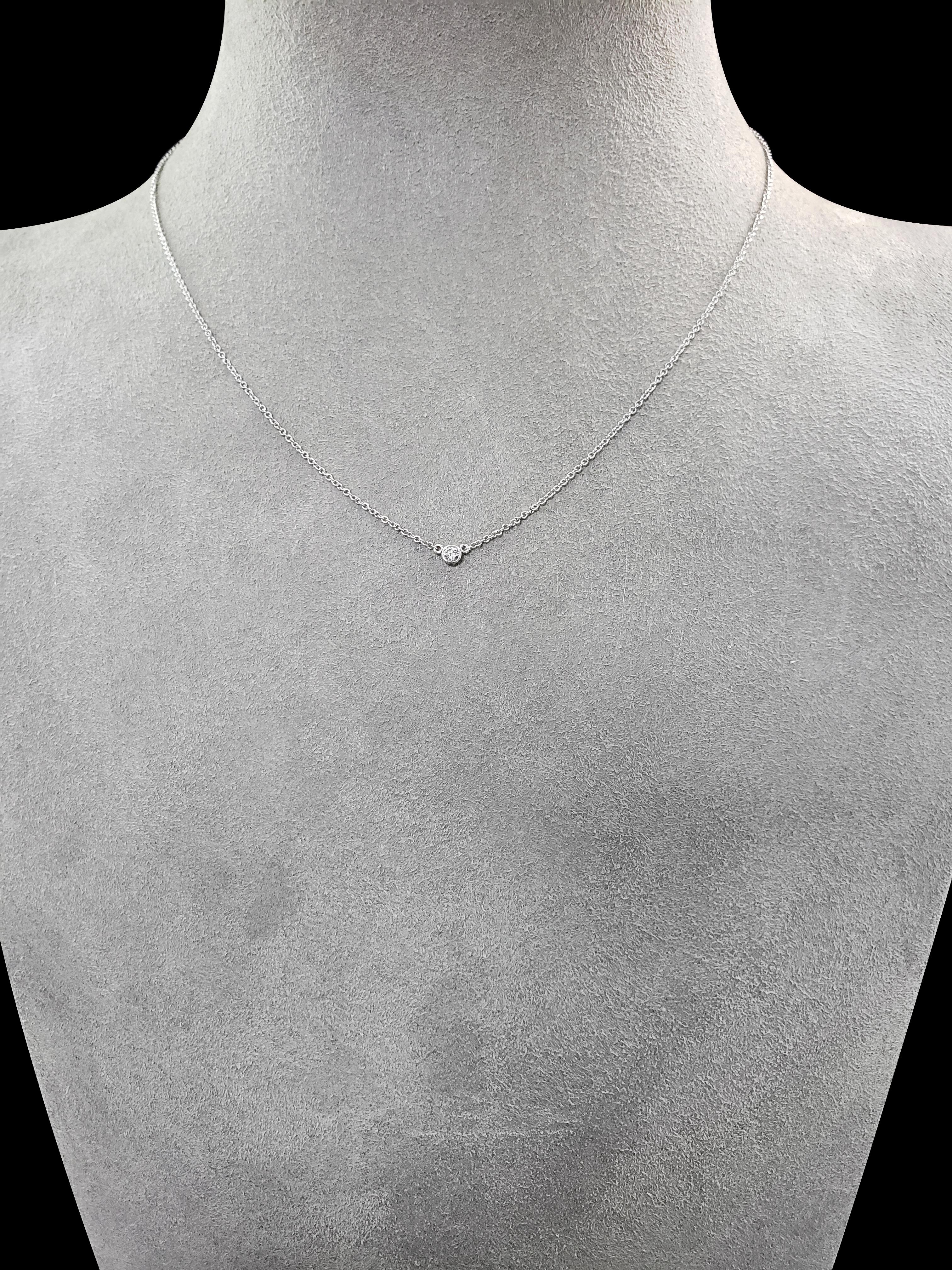 Taille ronde Roman Malakov, collier pendentif solitaire à chaton en diamants ronds de 0,06 carat en vente