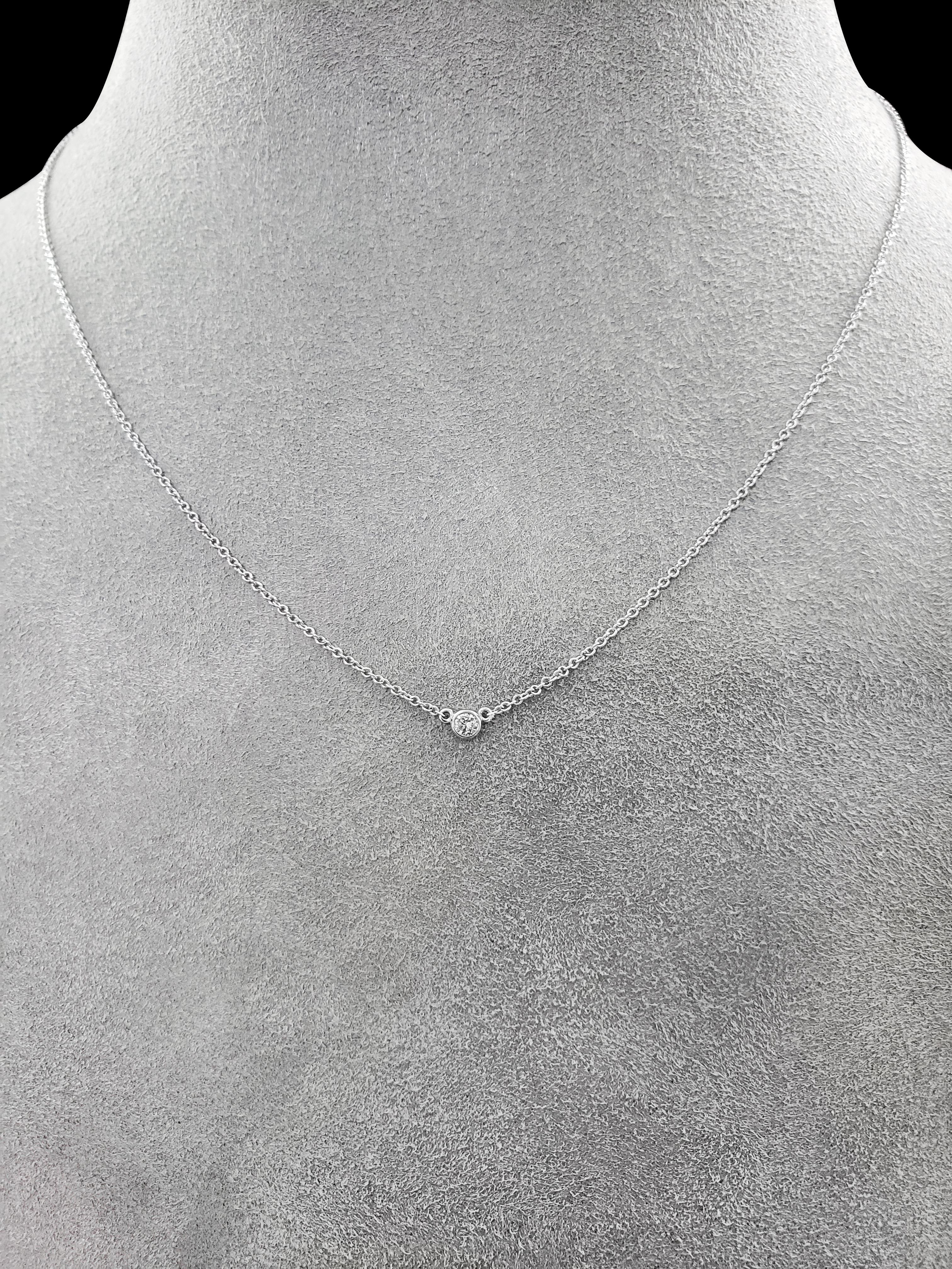 Roman Malakov, collier pendentif solitaire à chaton en diamants ronds de 0,06 carat Neuf - En vente à New York, NY