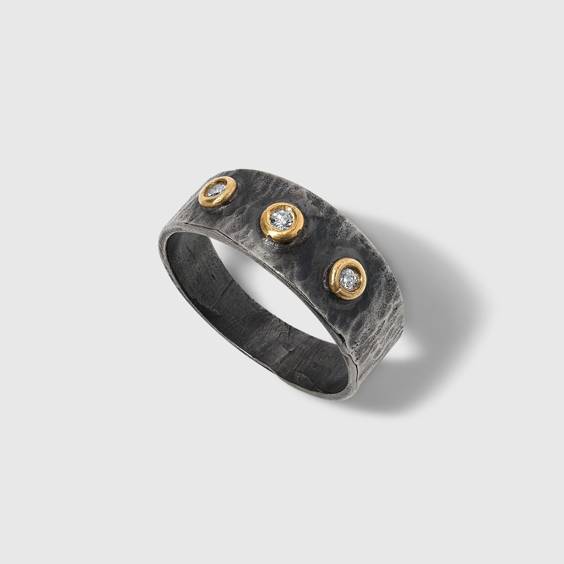 Taille ronde Bague à trois diamants de 0,06 carat, 24 carats et argent avec anneau martelé texturé en vente