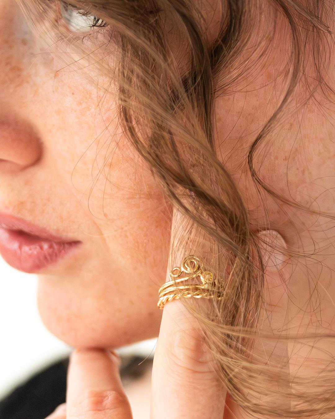 Un anillo único, muy juguetón y artísticamente elaborado, que impresiona por su elaboración en filigrana. 
La parte del cordón del anillo se retorció a mano y se soldó con láser. El engaste del diamante amarillo talla brillante encaja perfectamente