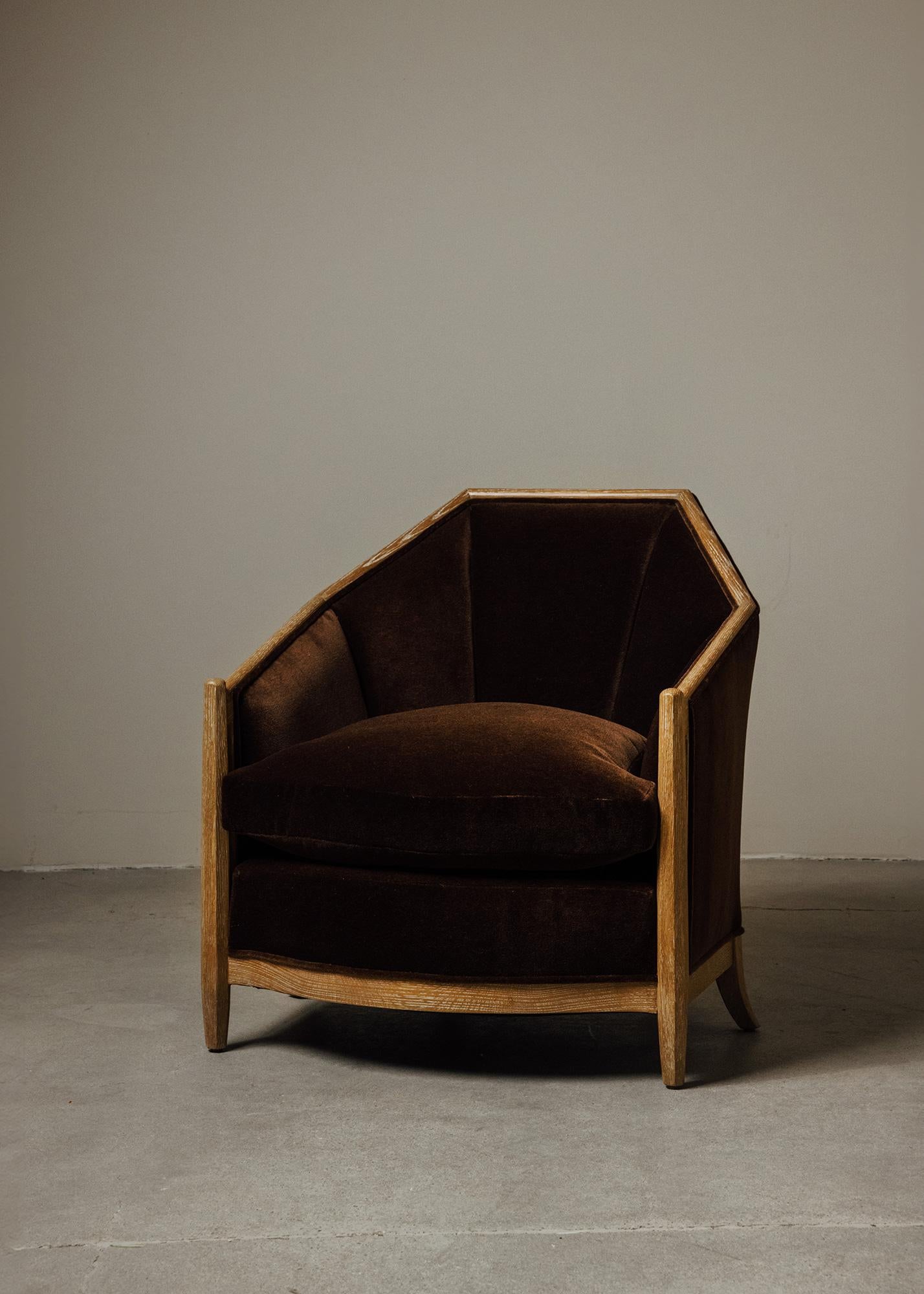 LA COLLISION ENVIABLE DE L'ART ET DU CONFORT

Le fauteuil club Jewell est le joyau de la collection Heritage. Basée sur une belle géométrie, sa conception architecturale tire parti de lignes épurées et de la symétrie pour un confort enviable. Il est