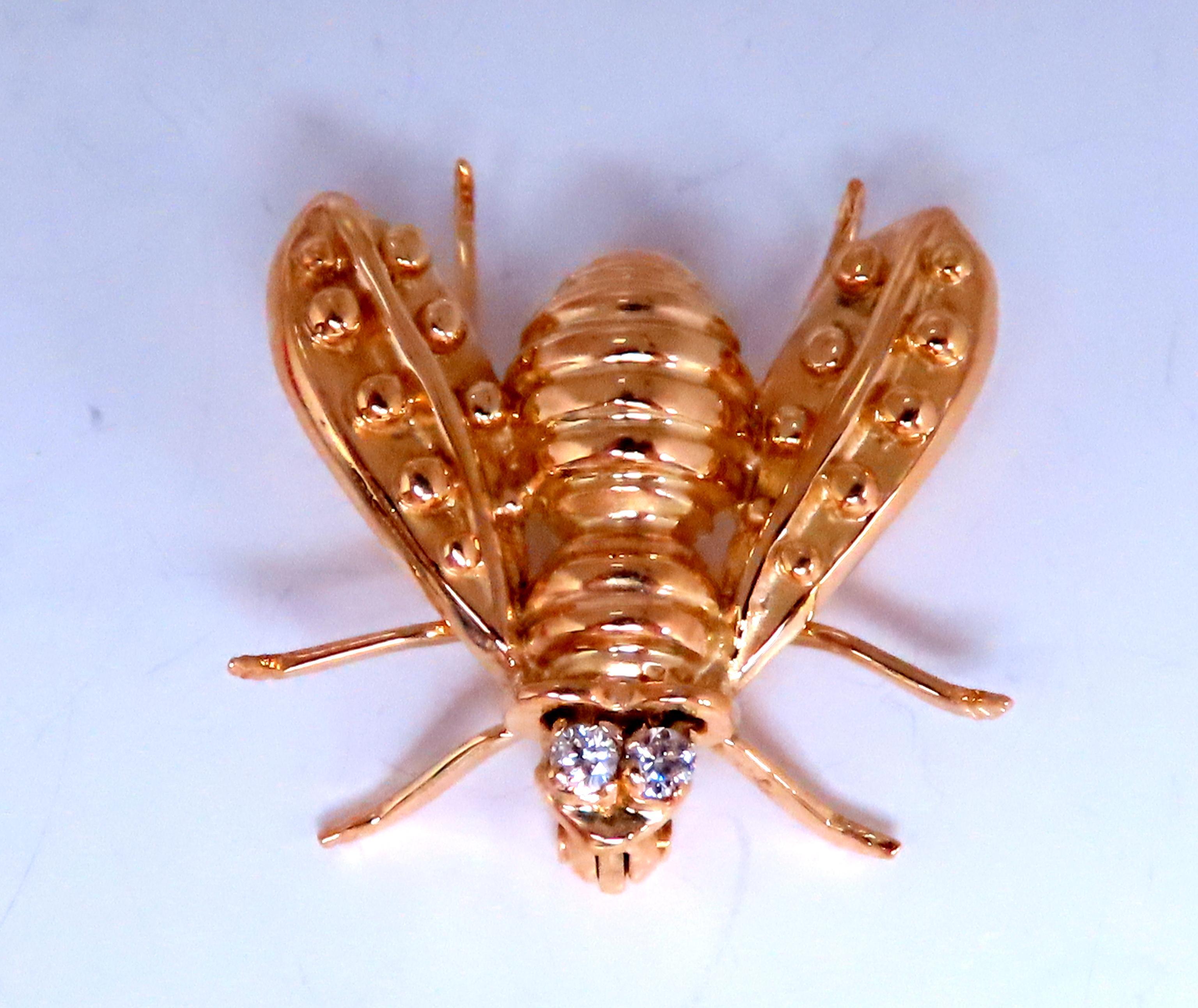 0.06ct natural diamonds bee pin 
g-color vs-2 clarity 
14kt yellow gold 
4.9 grams
20 x 20mm