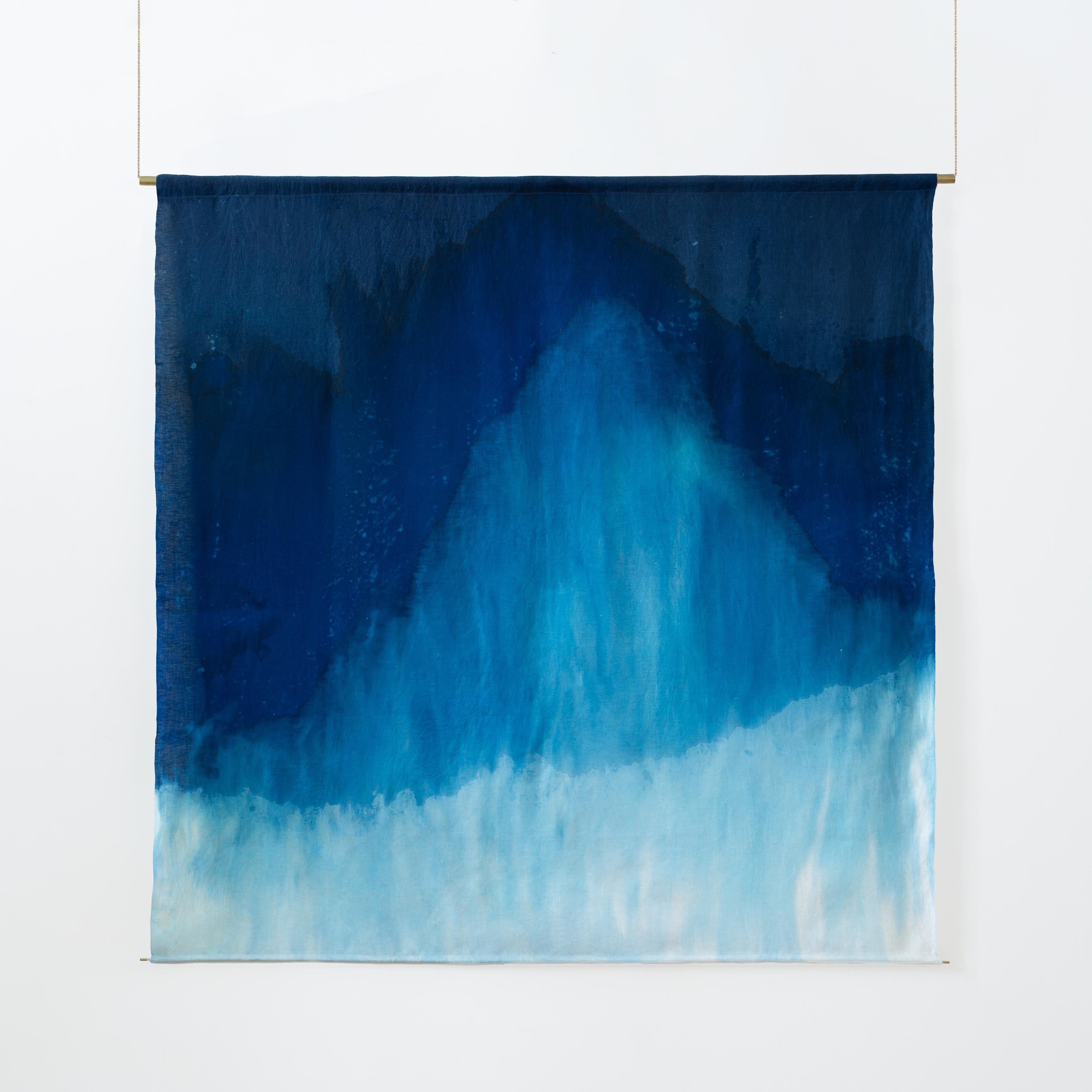 006_Thalassa_ Faraglione_02 Art Decor di Teresa Carnuccio
Dimensioni: D 1 x L 120 x H 120 cm.
Materiali: Cianotipia su lino italiano al 100%.

È una fotografa d'arte con sede a Napoli, in Italia. Nelle sue immagini elimina completamente il contesto