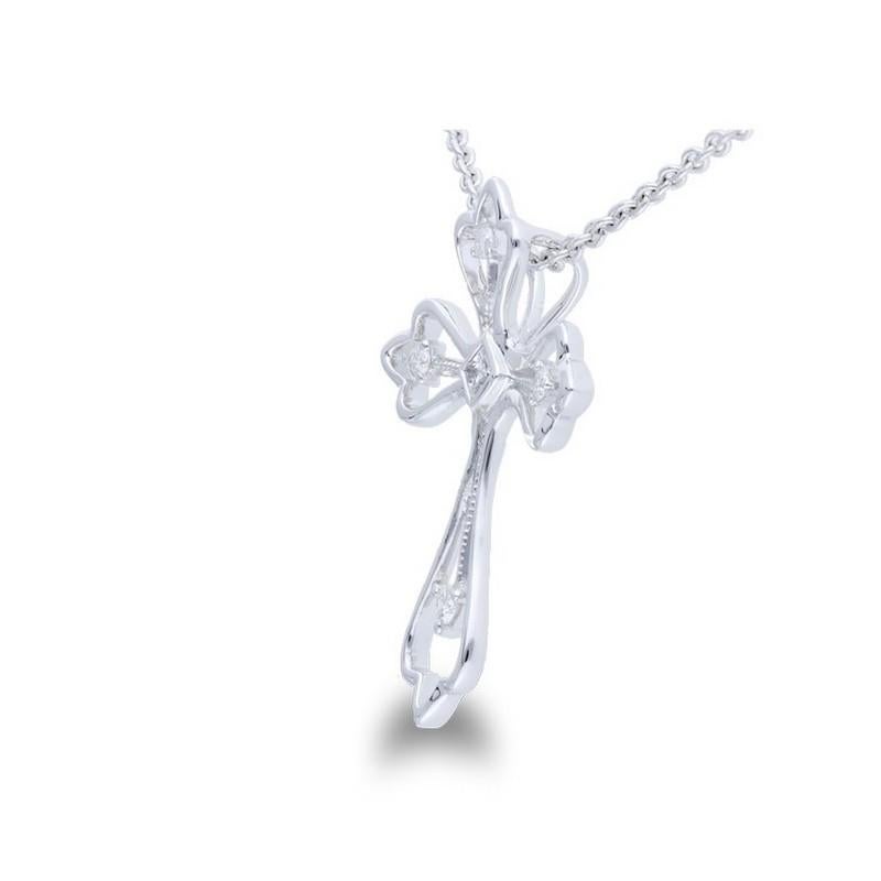     Peso in carati dei diamanti: Questo splendido ciondolo a croce presenta un totale di 0.07 carati di diamanti. Il design comprende 4 diamanti a taglio rotondo incastonati in una montatura sicura, che accentua la brillantezza di ogni pietra.