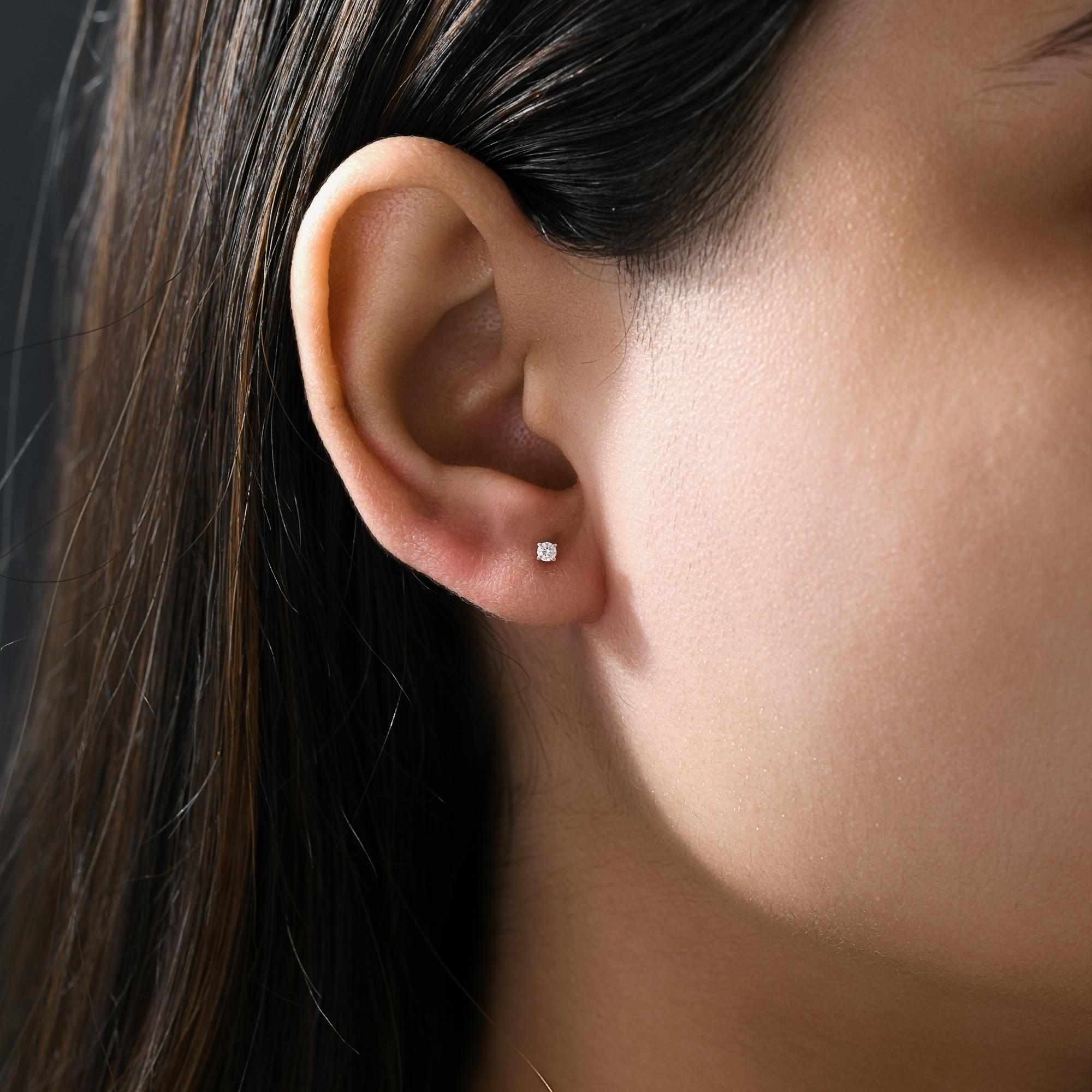 Diese zarten und zeitlosen Solitär-Diamantohrringe sind wunderschön aus 9 Karat Weißgold gefertigt, um den natürlichen Glanz jedes einzelnen Diamanten hervorzuheben. Mit insgesamt 0,07 Karat natürlichen Diamanten strahlen diese