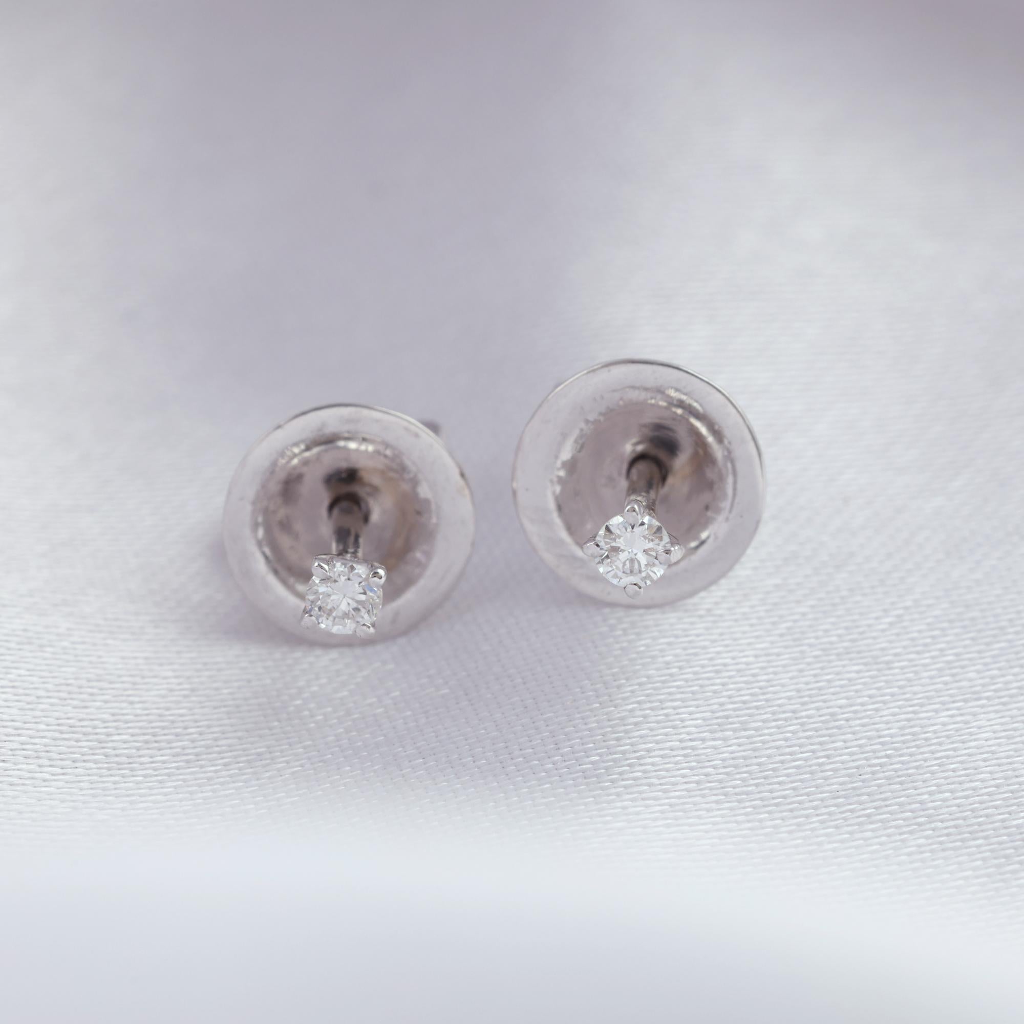 0,07 Karat SI Reinheit HI Farbe Solitär Diamant Ohrringe 9 Karat Weißgold im Zustand „Neu“ im Angebot in Diera, Dubai