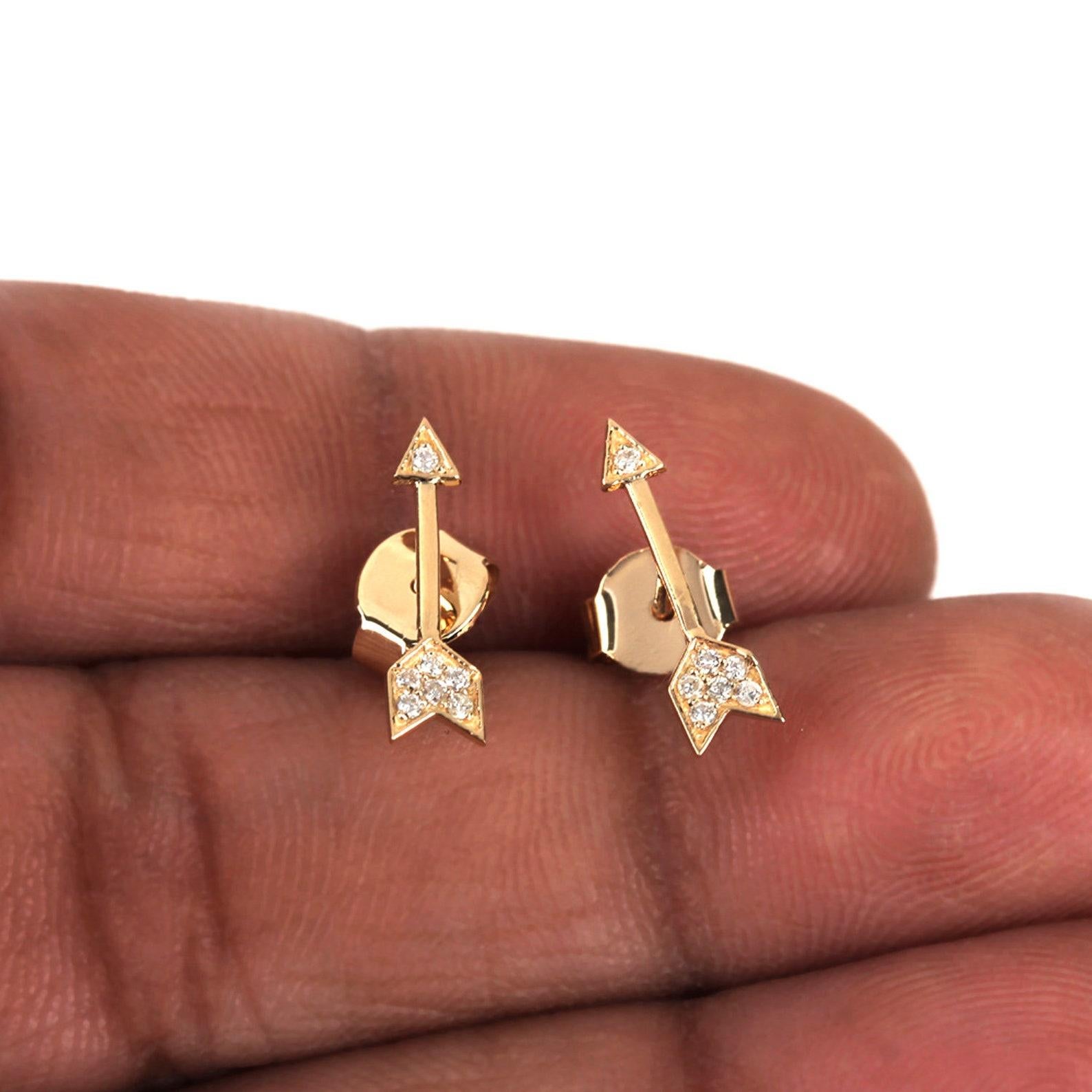 Art Déco Orecchini a perno in oro giallo 14 carati con diamante autentico da 0,07 carati Arrow 1 paio in vendita