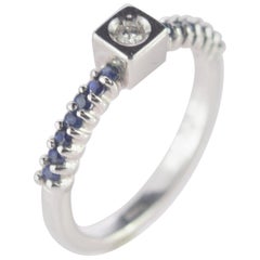 0,08 carati di diamante 0,7 carati di zaffiro Anello nuziale a scatola quadrata in oro 18 carati 0,08 carati di diamante 0,7 carati di zaffiro Anello nuziale a scatola quadrata in oro 18 carati