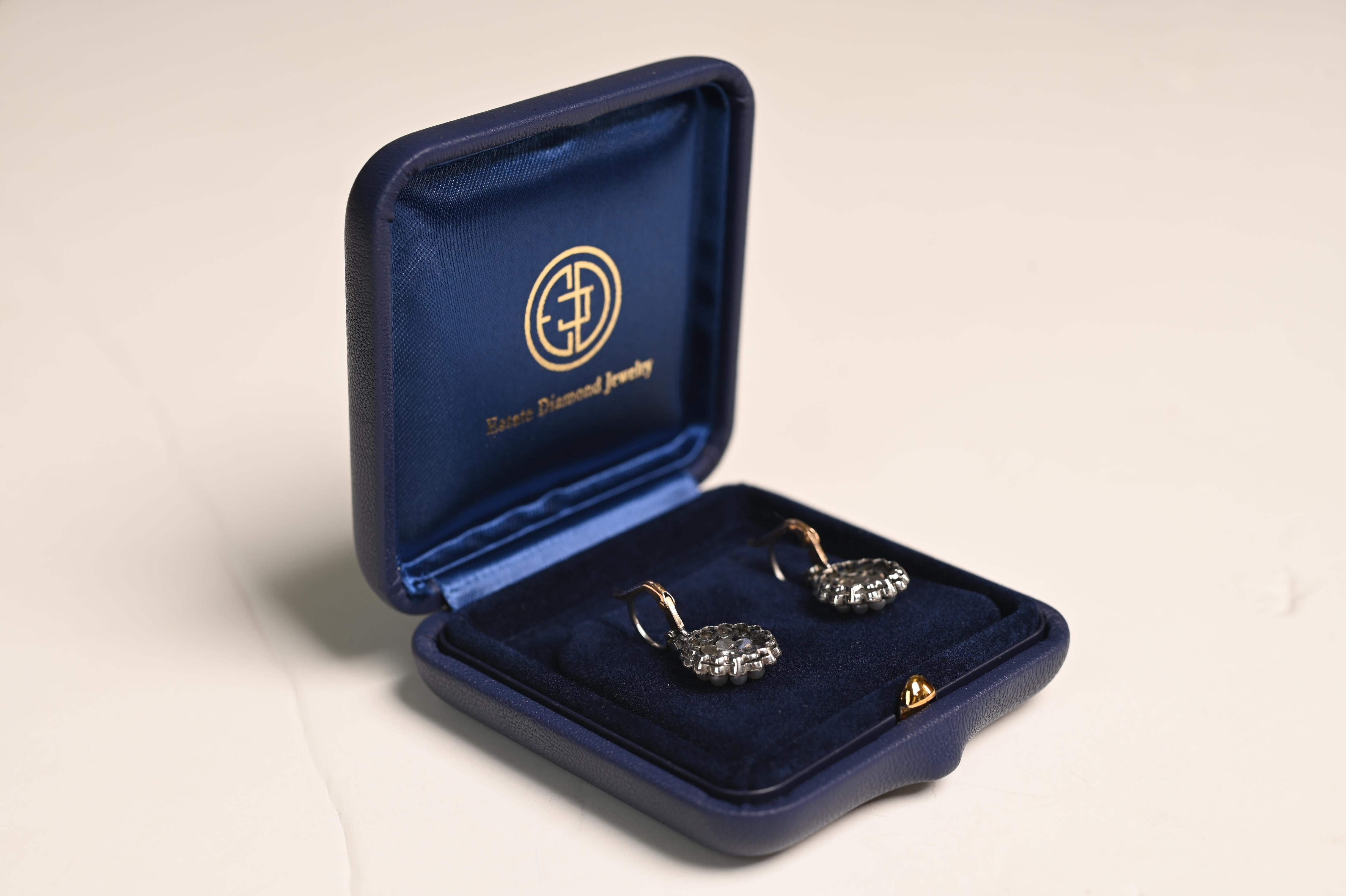 Boucles d'oreilles double halo en or jaune 18 carats avec diamants (environ 0,08 carat) et perles Excellent état - En vente à New York, NY