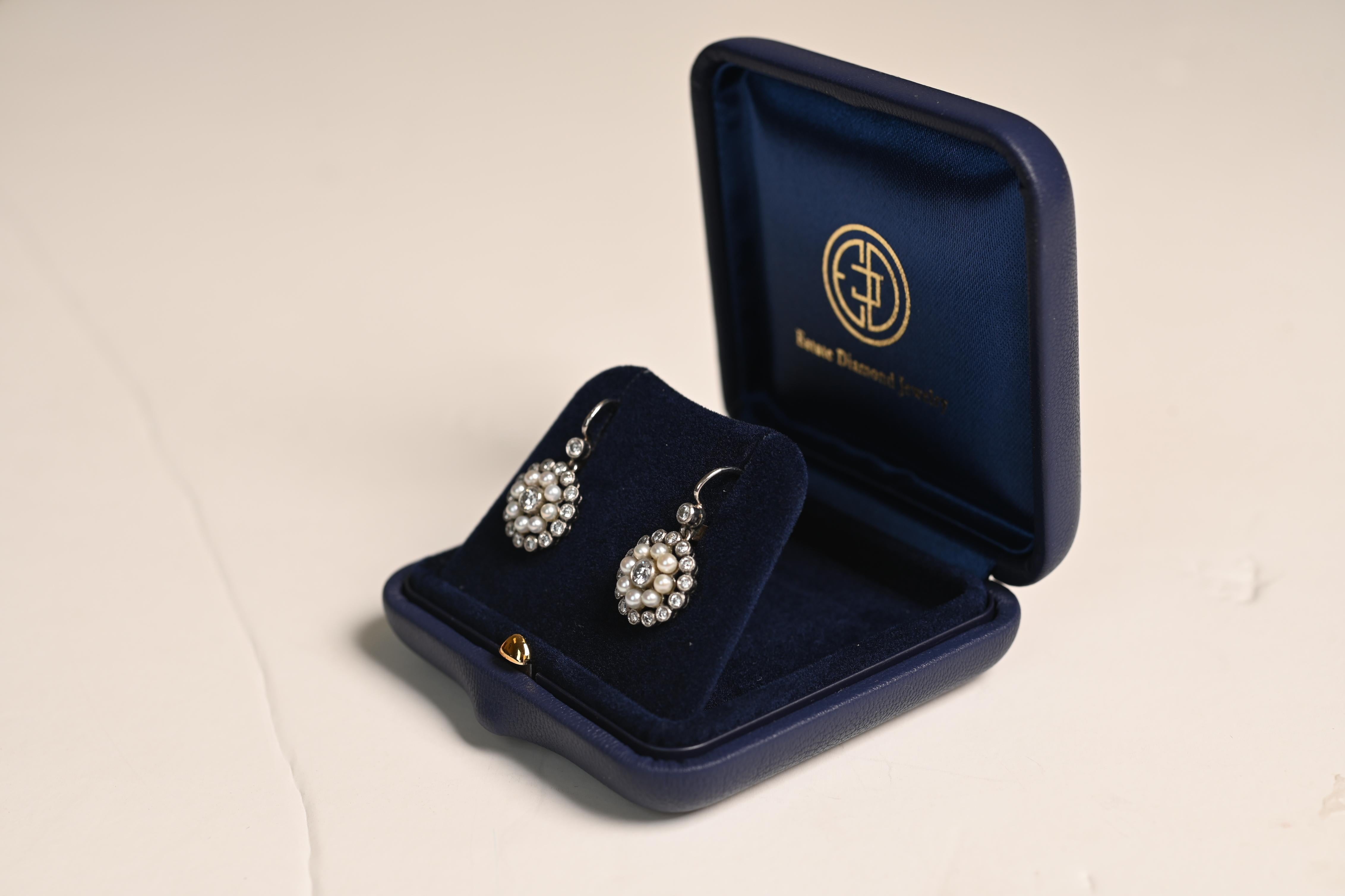 Art déco Boucles d'oreilles double halo en or jaune 18 carats avec diamants (environ 0,08 carat) et perles en vente