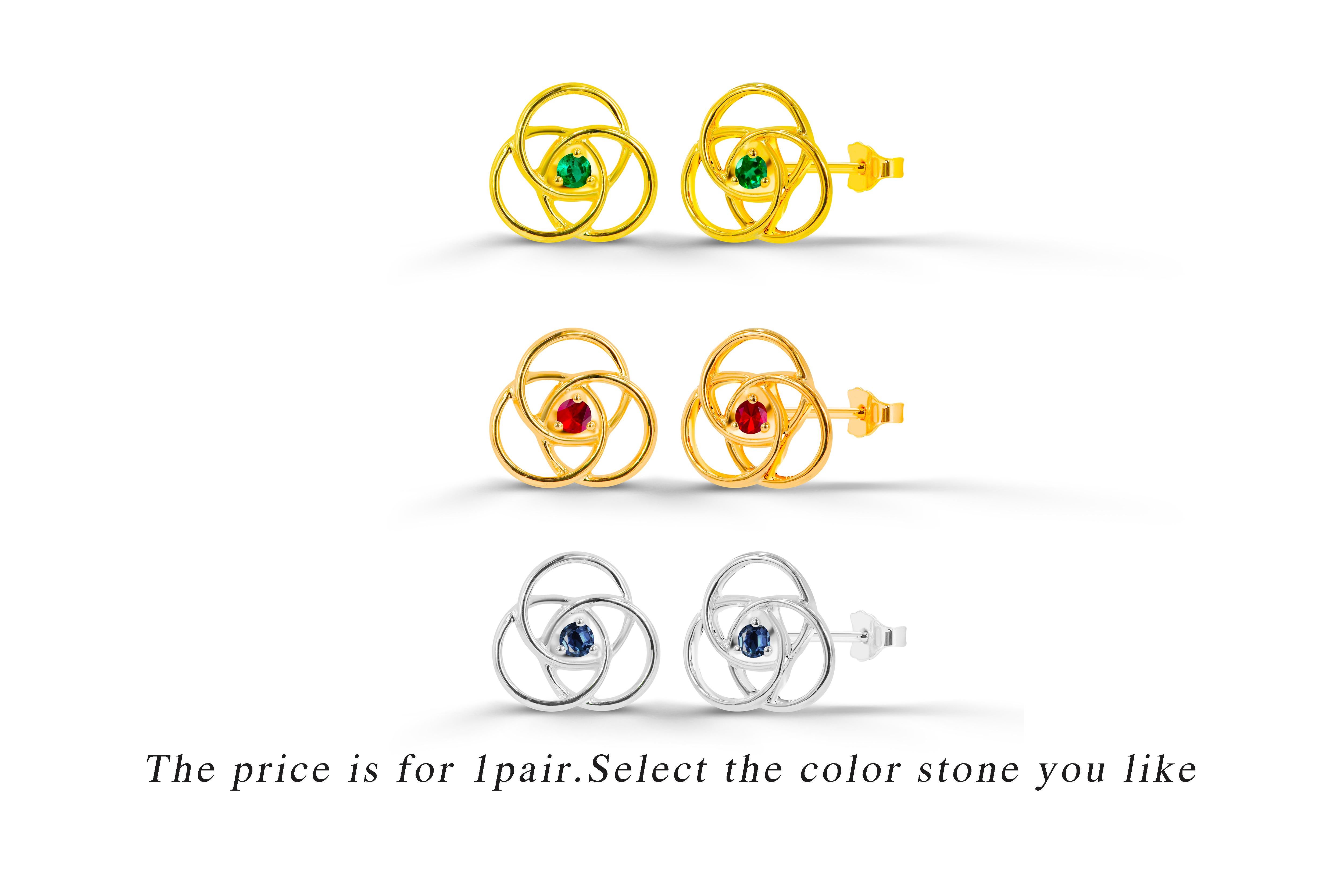 0.08ct Emerald, Ruby and Sapphire Studs in 14k Gold In New Condition For Sale In Bangkok, TH
