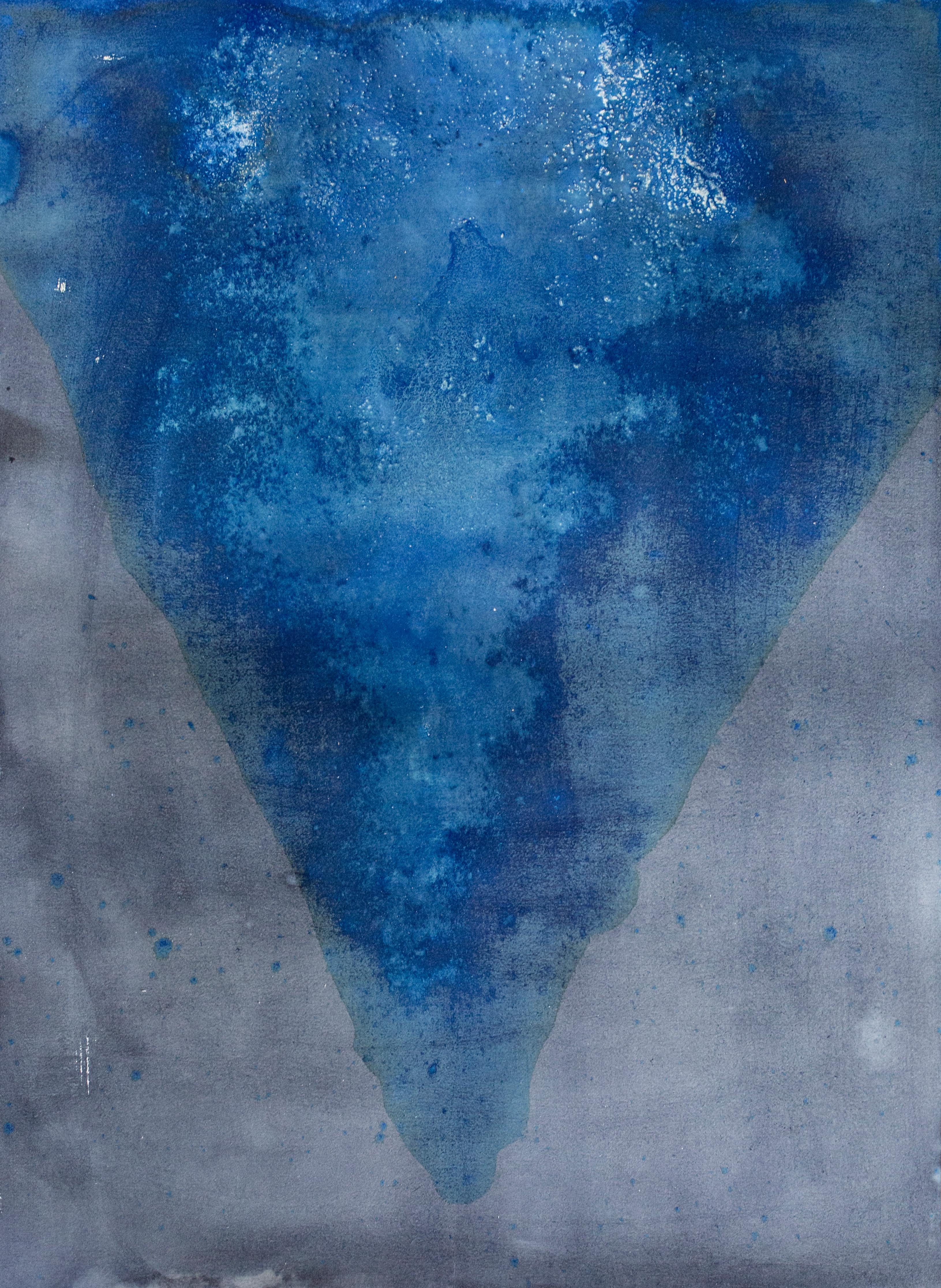 008_Thalassa_ Cratere_01 Decorative Art par Teresa Carnuccio
Dimensions : D 1 x L 78 x H 106 cm.
MATERIAL : Cyanotype, Papier.

Elle est une photographe d'art basée à Naples, en Italie. Dans ses images, elle élimine complètement le contexte (le