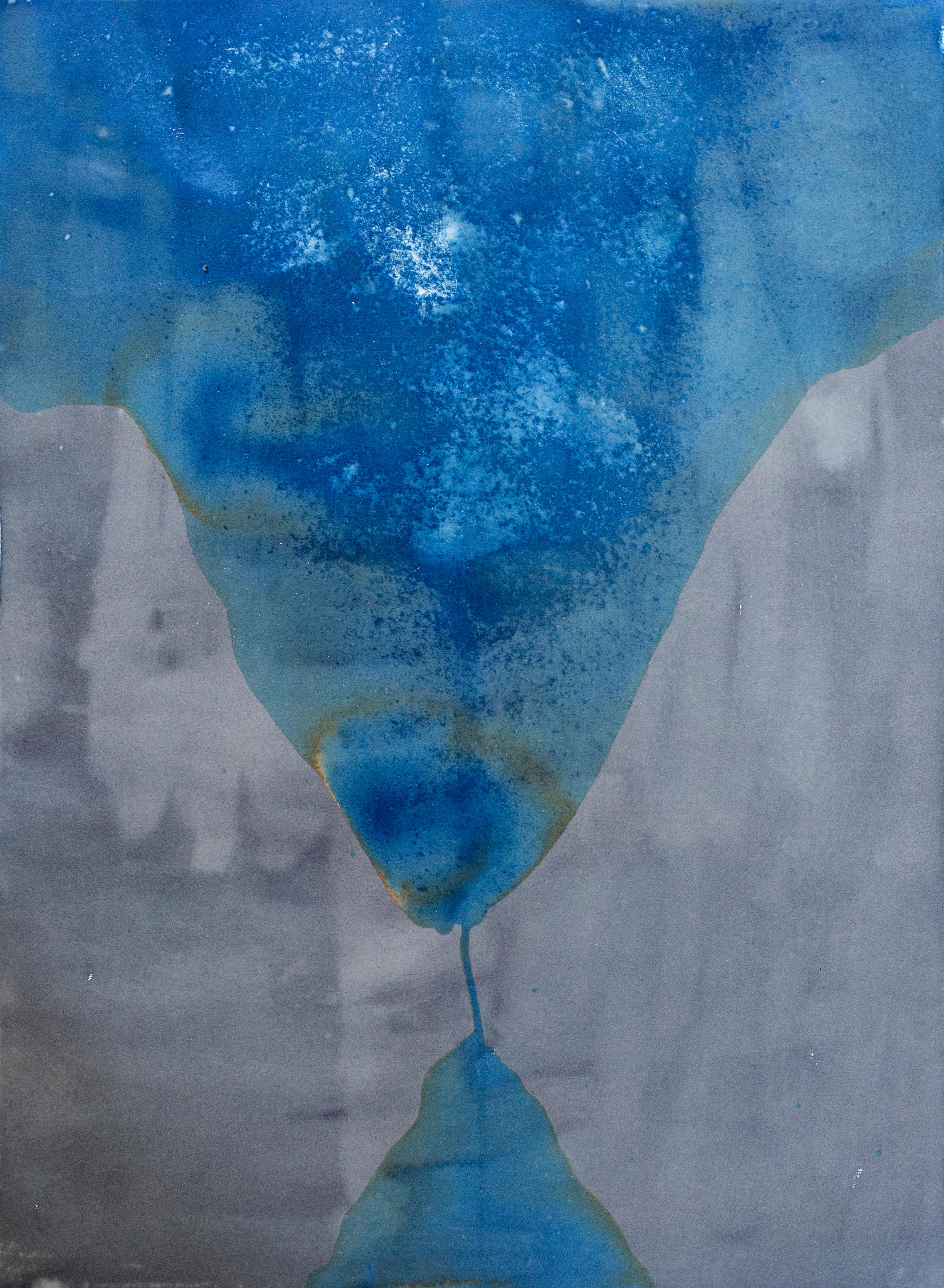 009_Thalassa_ Cratere_02 Dekorative Kunst von Teresa Carnuccio
Abmessungen: T 1 x B 78 x H 106 cm.
MATERIALIEN: Cyanotypie, Papier.

Sie ist Kunstfotografin und lebt in Neapel, Italien. In ihren Bildern lässt sie den Kontext (Zeit, Raum und die