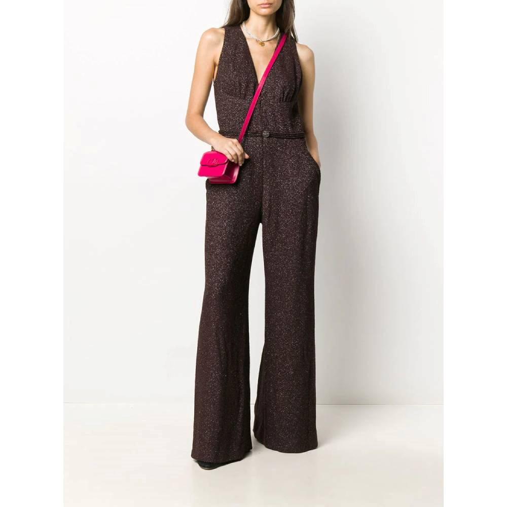 Chanel burgundy viscose blend fabric jumpsuit with silver lurex thread. V-neck with invisible zip, decorative button at the waist and side welt pockets.

Size: 42 FR

Flat measurements
Height: 155 cm
Bust: 45 cm
Waist: 37 cm
Internal leg: 83