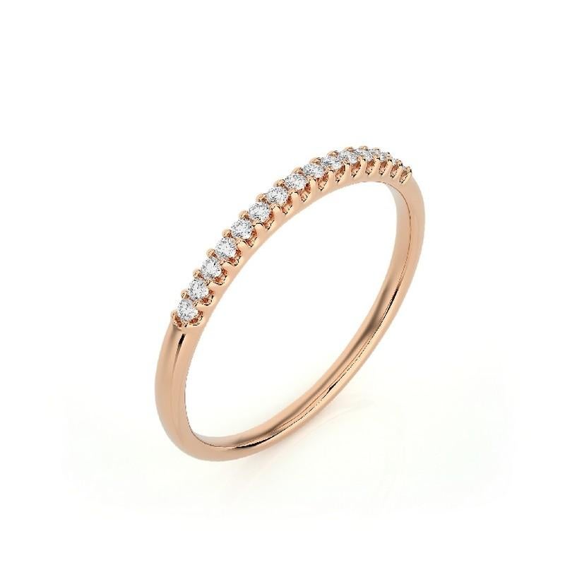 Poids total en carats des diamants : Cette élégante bague de mariage de la Collection Slegle 1981 présente un poids total de 0,1 carat, mettant en valeur 15 excellents diamants ronds qui ajoutent une touche d'éclat et de sophistication.

Monture en