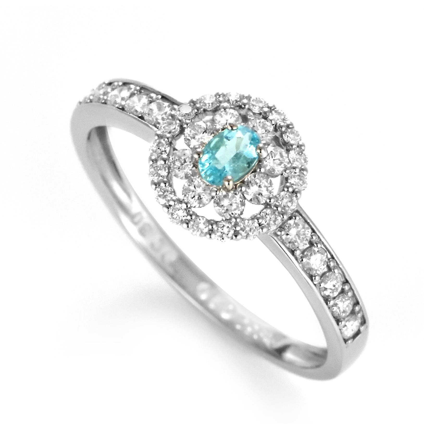 Un bellissimo anello con una tormalina Paraiba brasiliana naturale da 0,10 carati e accenti di diamanti da 0,30 carati, realizzato in platino. Le tormaline Paraiba sono state scoperte solo 30 anni fa nell'omonimo stato brasiliano, Paraiba. Da allora