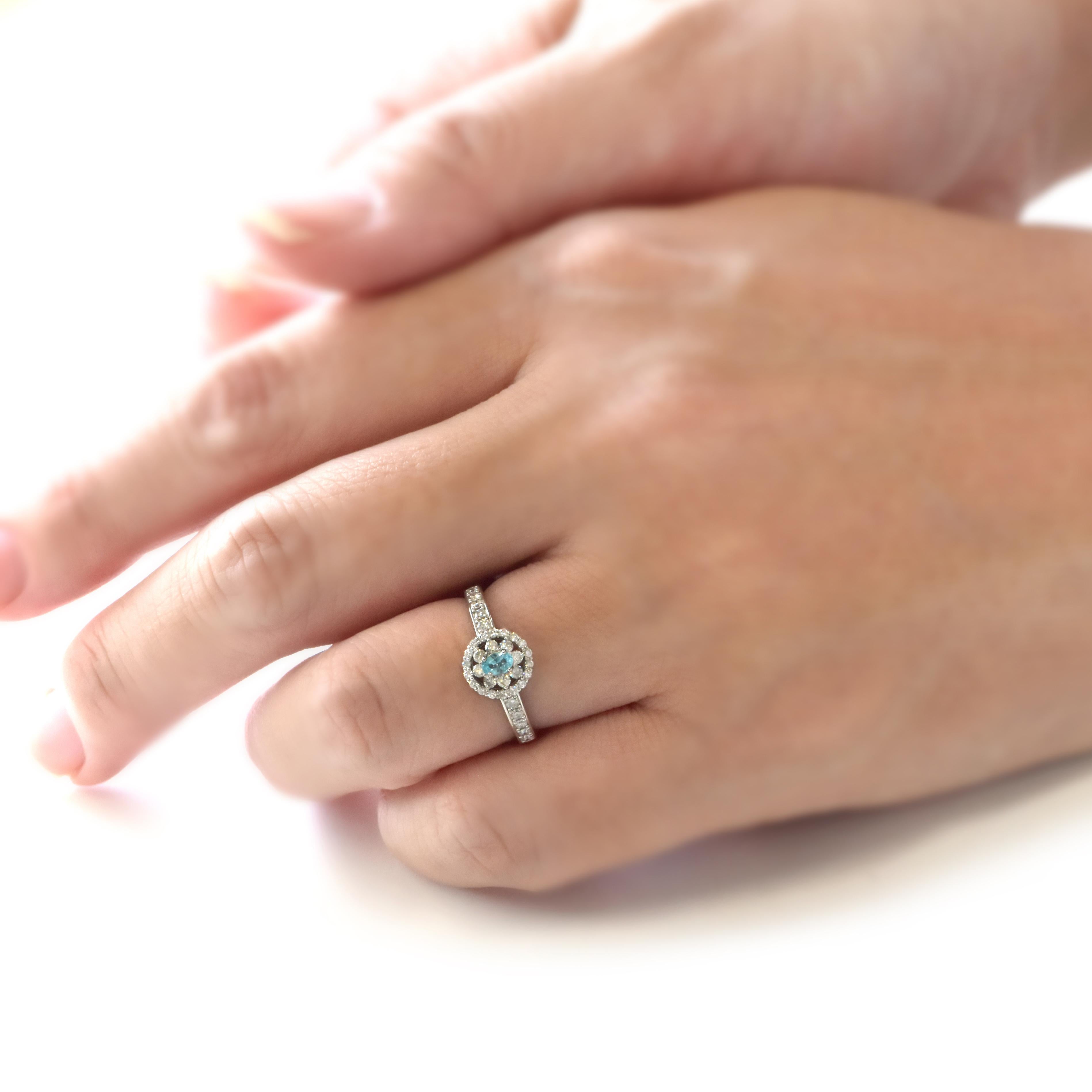 Anello con tormalina brasiliana Paraiba e diamanti da 0.10 carati con incastonatura in platino In condizioni Nuovo in vendita a Tokyo, JP