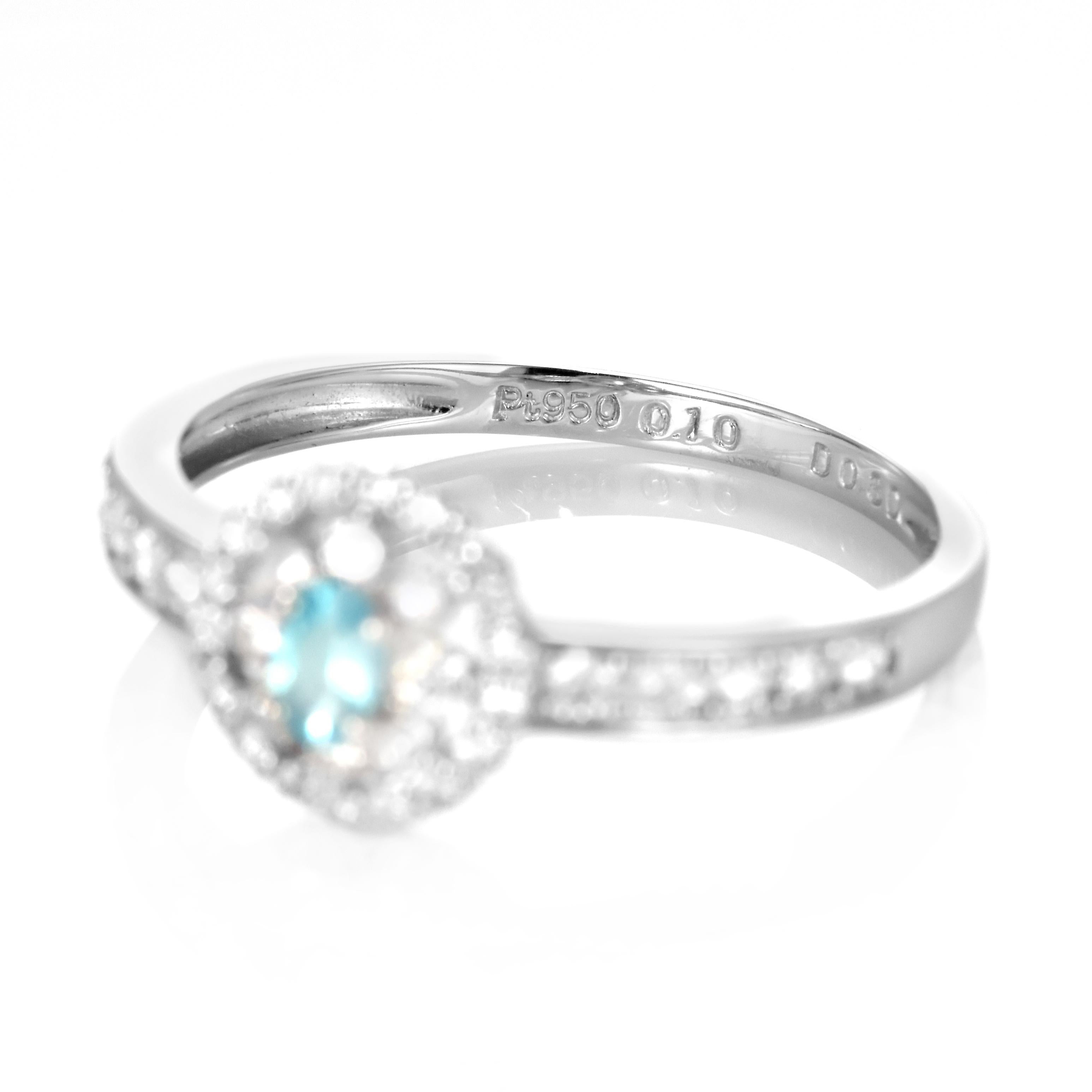 Anello con tormalina brasiliana Paraiba e diamanti da 0.10 carati con incastonatura in platino in vendita 2