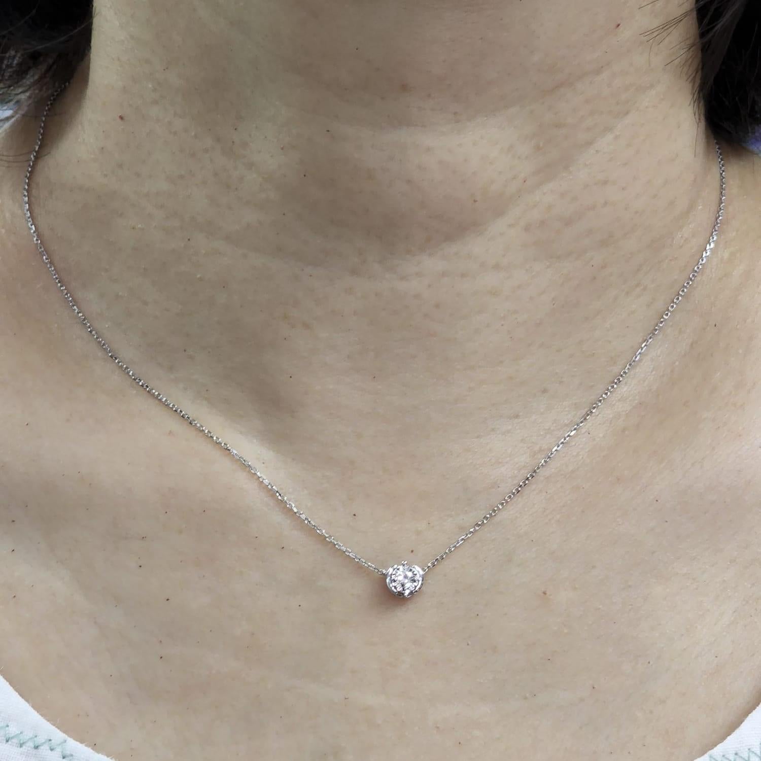 0.10 Carat Diamond Necklace in 14 Karat White Gold In New Condition For Sale In Hong Kong, HK