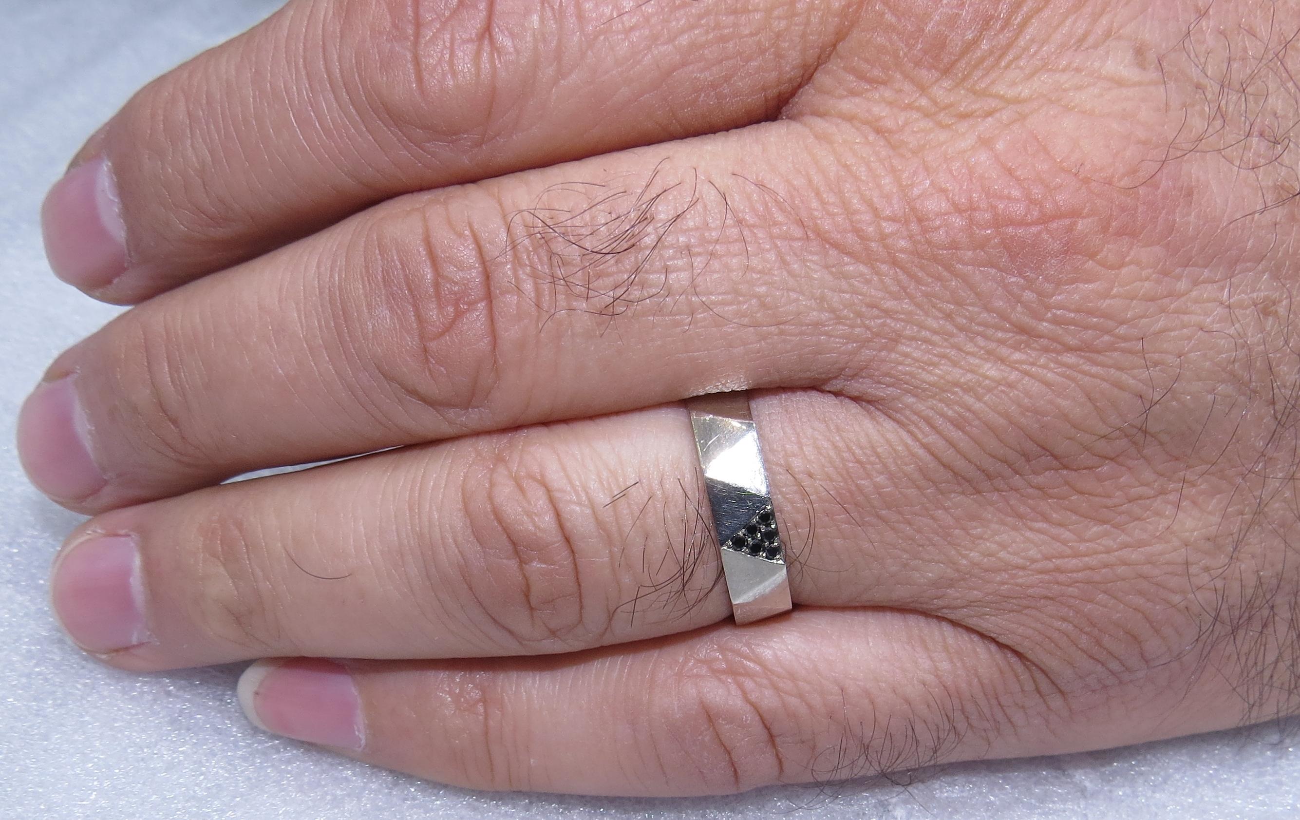 0.10 Carat Men's Black Diamond Gold Wedding Band Ring For Sale 1