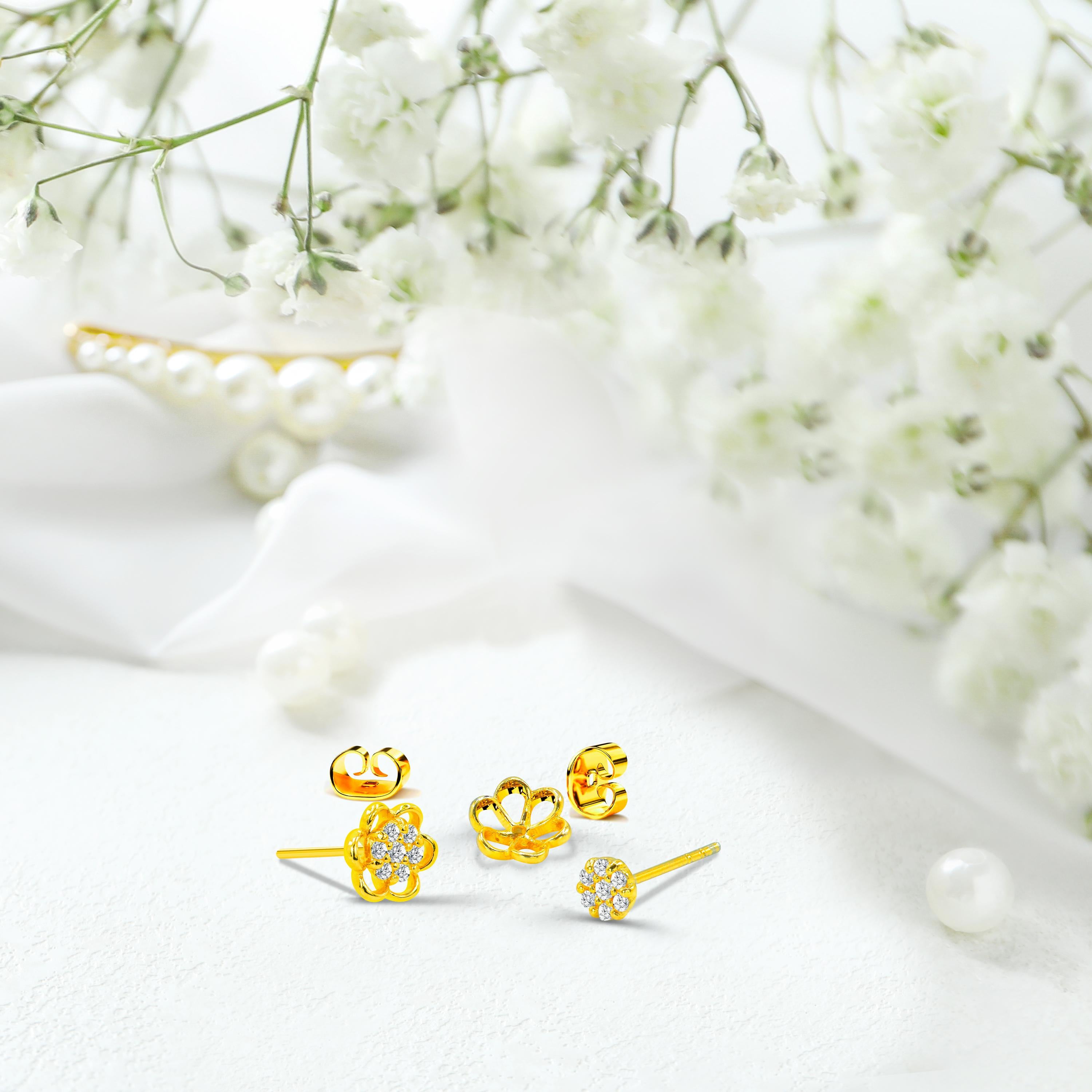 Modern 0.10ct Diamond Flower Stud Earrings in 14k Gold For Sale