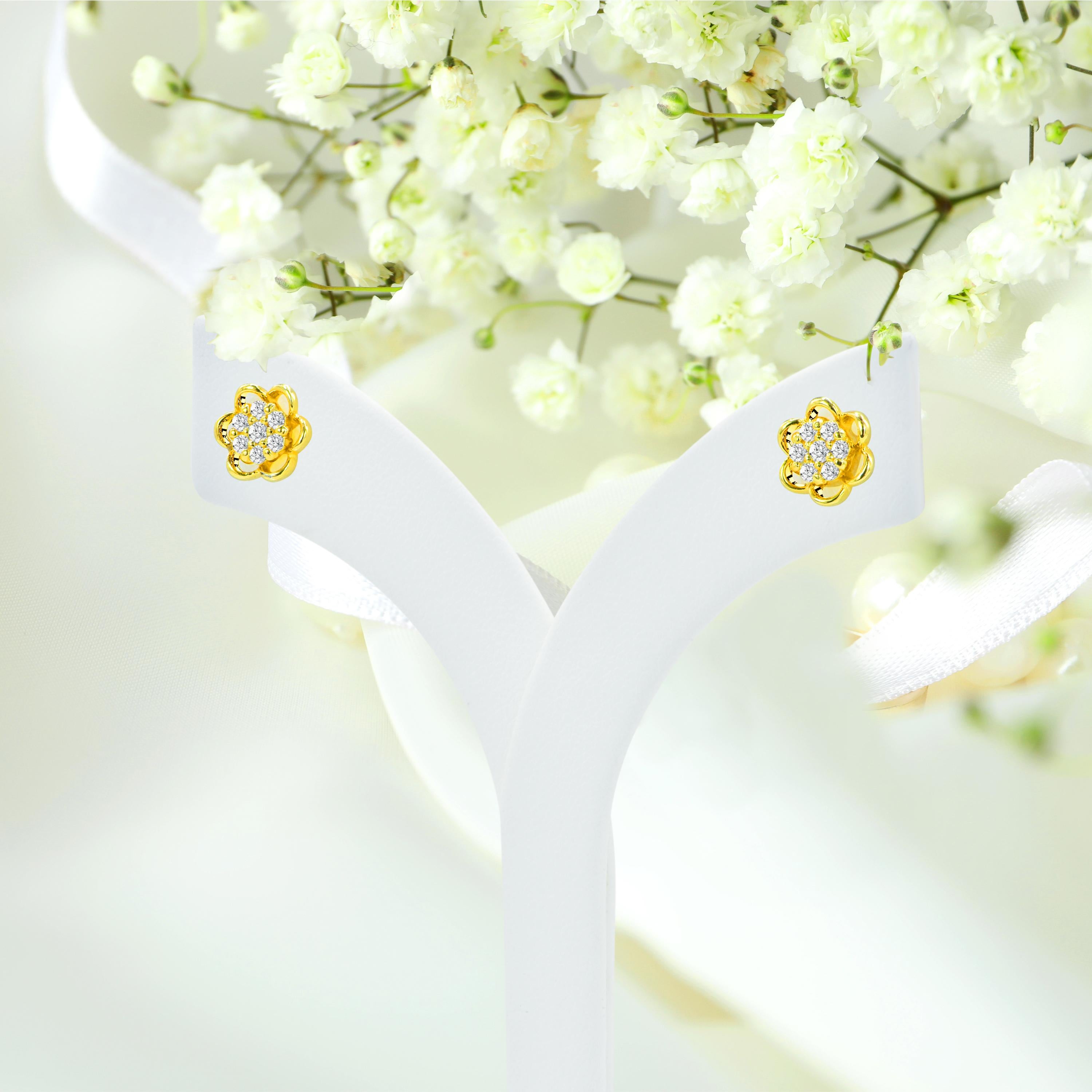 Round Cut 0.10ct Diamond Flower Stud Earrings in 14k Gold For Sale