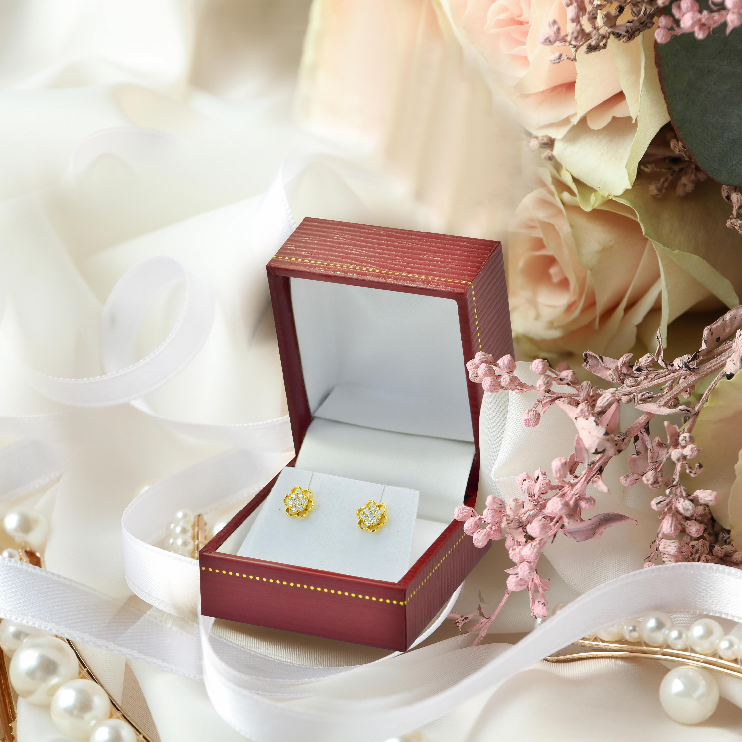 Round Cut 0.10ct Diamond Flower Stud Earrings in 18k Gold For Sale