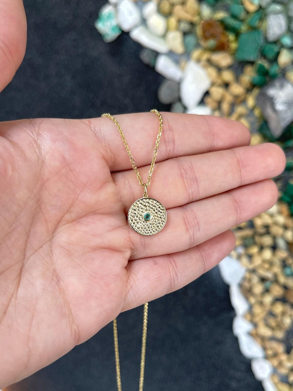 Taglio rotondo Collana con medaglione in oro con smeraldo solitario rotondo da 0,10 ct 14K in vendita