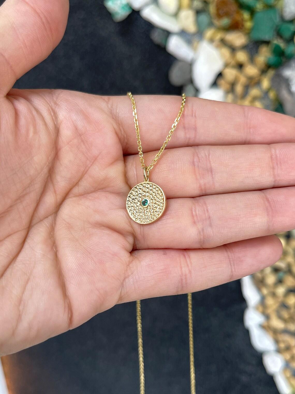 Collana con medaglione in oro con smeraldo solitario rotondo da 0,10 ct 14K In condizioni Nuovo in vendita a Jupiter, FL