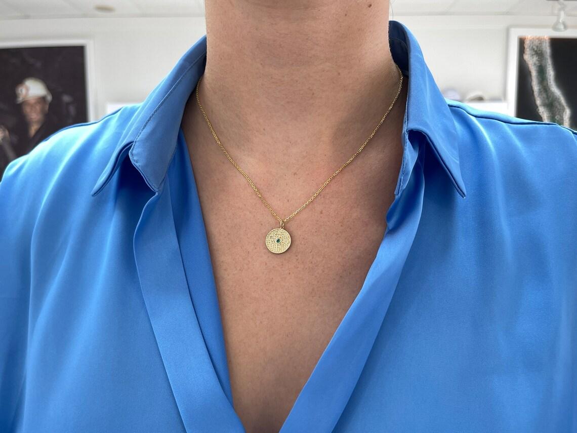 Collana con medaglione in oro con smeraldo solitario rotondo da 0,10 ct 14K in vendita 1