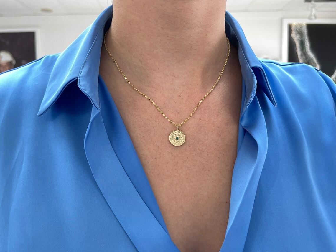 Collana con medaglione in oro con smeraldo solitario rotondo da 0,10 ct 14K in vendita 2