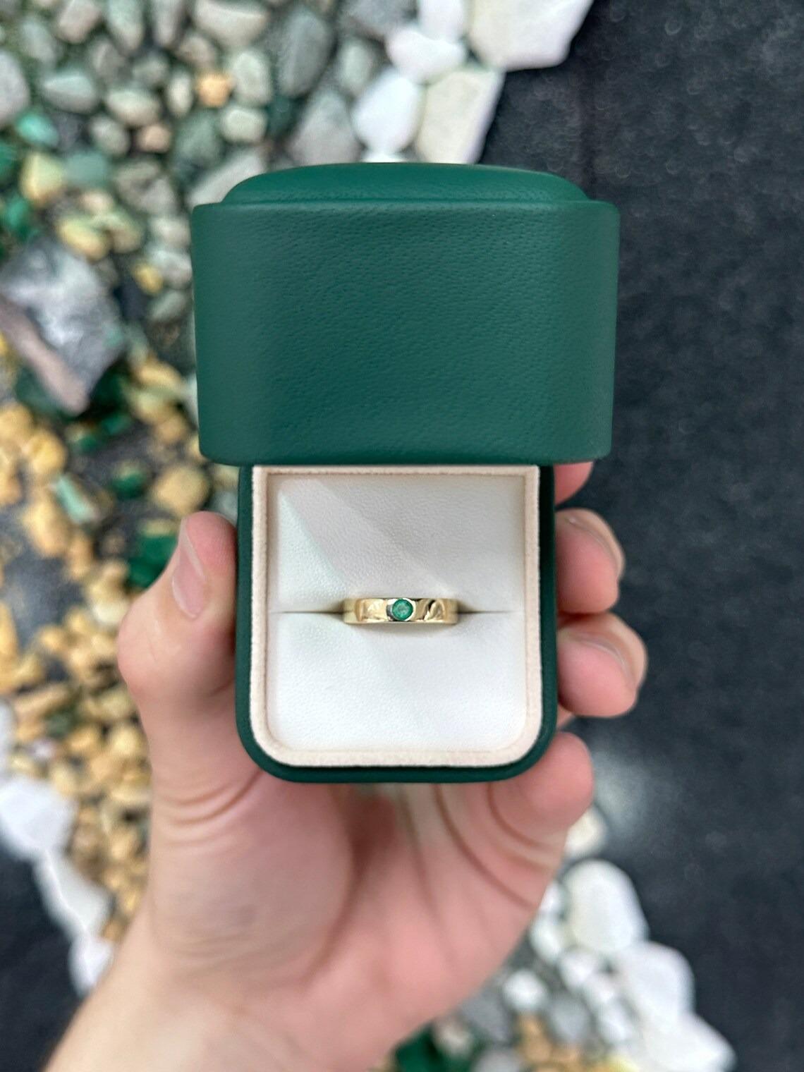 0.10ct 14K Solitaire Round Cut Emerald Bezel Set 4mm Band Gold Ring Unisex  In New Condition For Sale In Jupiter, FL