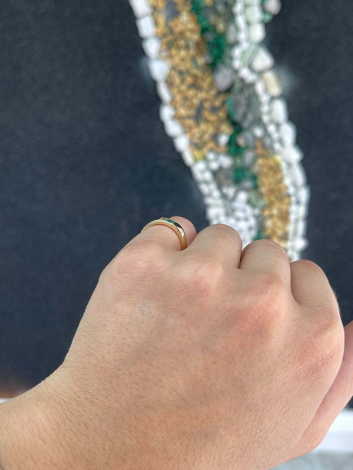 0,10 Karat 14K Solitär Rundschliff Smaragd Lünette Set 4mm Band Goldring Unisex im Angebot 4