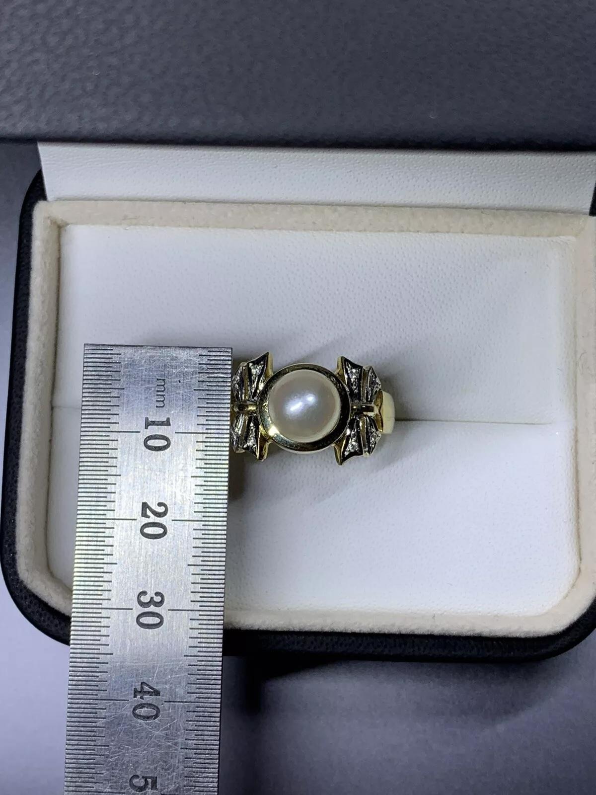 Women's 0.10ct Diamond chunky pearl solitaire engagement ring in 18ct yellow gold For Sale