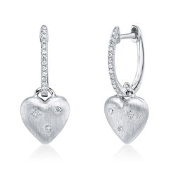 Boucles d'oreilles Huggie avec breloque en forme de cœur et diamant de 0,10ct