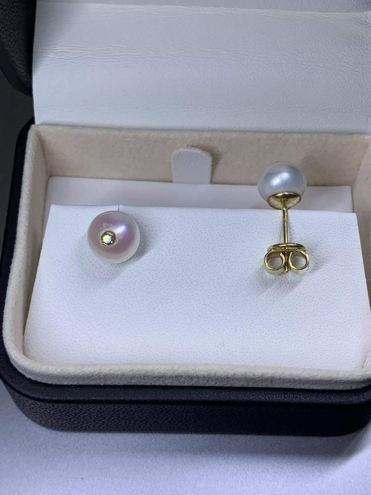 Orecchino con perla coltivata da 0,10 carati con diamante, colore rosa blush in oro giallo 18 carati.

Orecchini con diamanti e perle in oro giallo 18 ct. 

Larghezza delle perle 9 mm.

Peso totale dei diamanti: colore G, purezza VS1.

Scatola e
