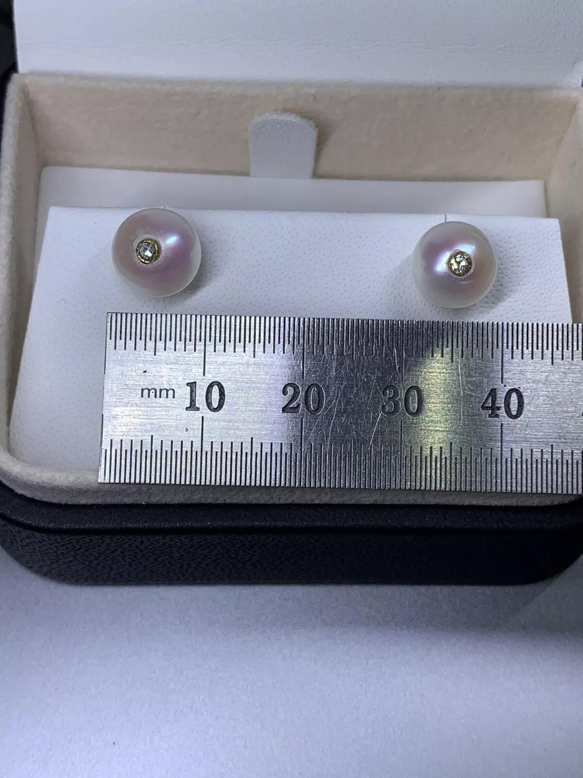 Orecchini con perle coltivate grandi con diamante da 0,10 ct. in oro giallo 18 ct. In condizioni Nuovo in vendita a London, GB