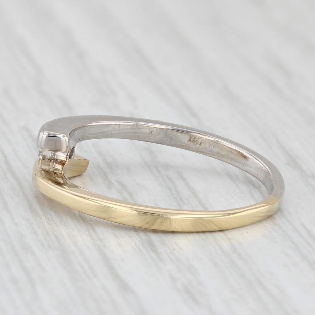 Informations sur les pierres précieuses :
- Diamant naturel -
Carats - 0.10ct 
Taille - Brilliante ronde
Couleur - K - L.
Clarté - SI1

Métal : Or jaune et blanc 18k
Poids : 3.3 grammes 
Timbres : 18k 750
Hauteur de la face : 5.1 mm 
Hauteur
