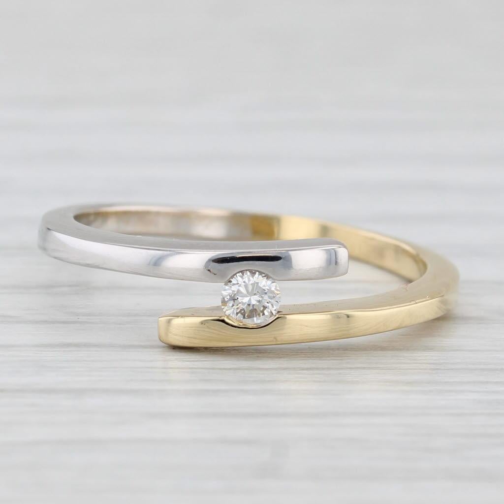 Taille ronde Bague bypass solitaire en or jaune et blanc 18 carats avec diamants de 0,10 carat, taille 7,75 en vente