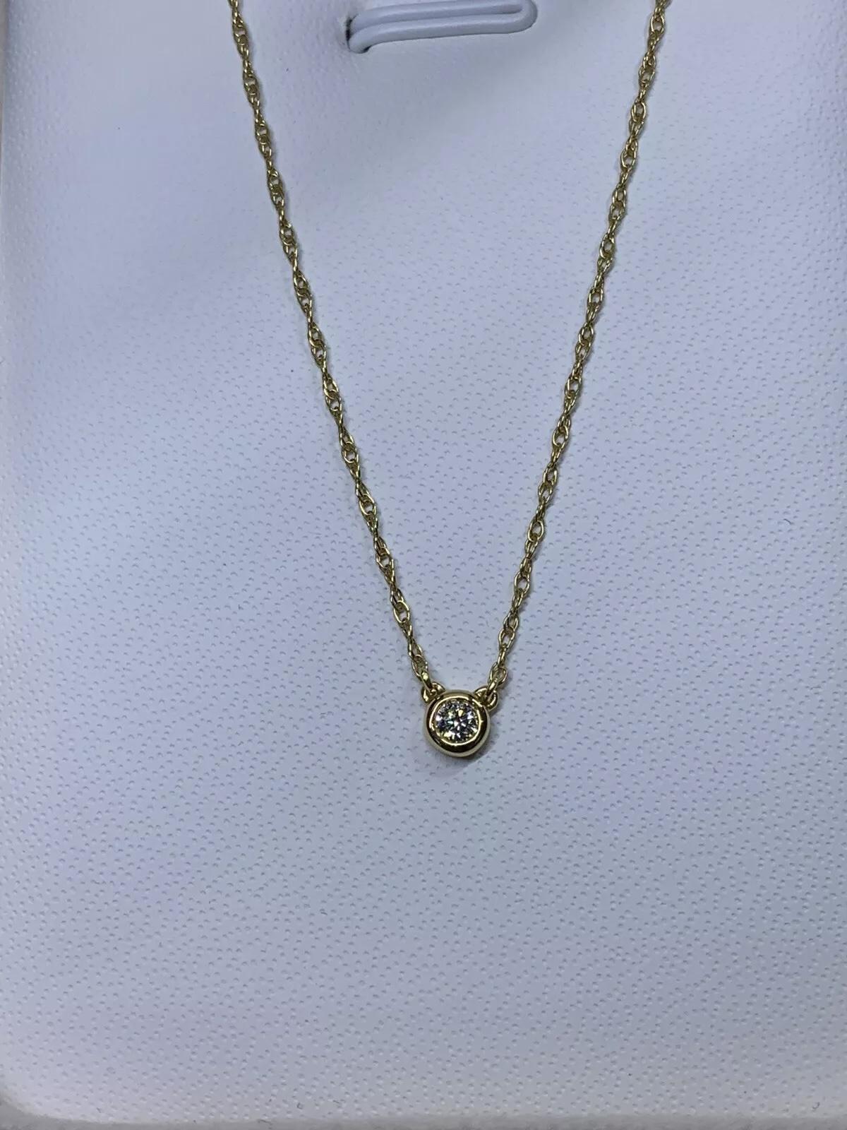 Taille ronde Collier pendentif solitaire en or jaune 18 carats et diamants de 0,10 carat en vente