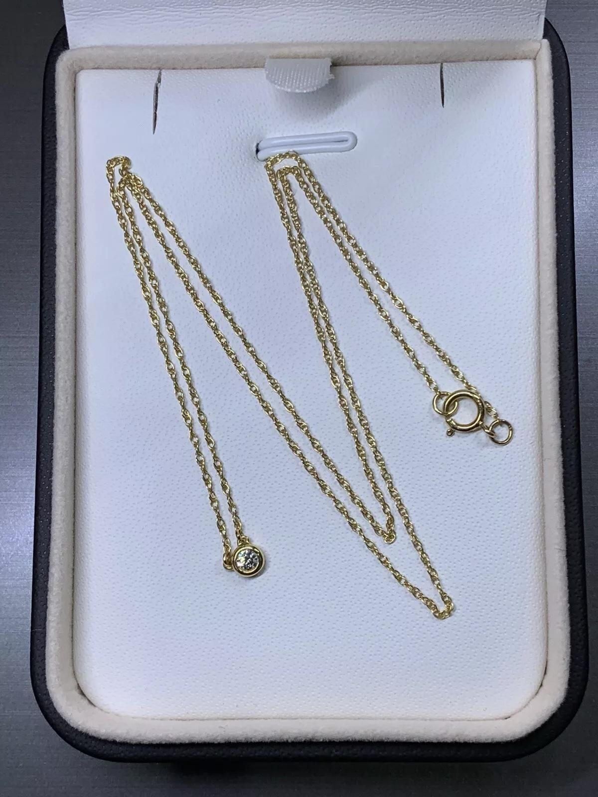 Collier pendentif solitaire en or jaune 18 carats et diamants de 0,10 carat Pour femmes en vente