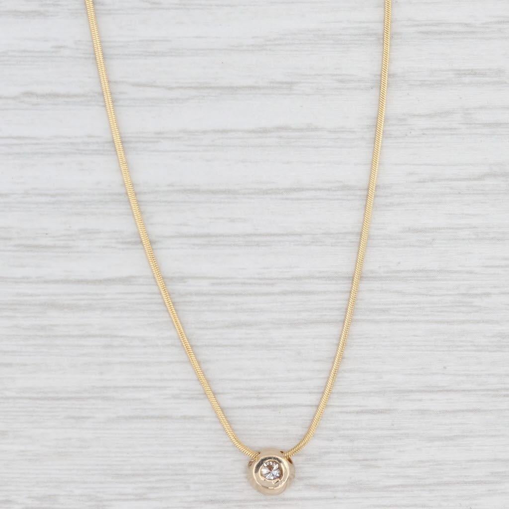 Informations sur les pierres précieuses :
- Diamant naturel -
Carats - 0.10ct 
Taille - Brilliante ronde
Couleur - G - H
Clarté - I1

Métal : Or jaune 14k
Poids : 3,9 grammes 
Timbres : 14k
Style de chaîne : Chaîne serpent
Fermeture : Fermeture à