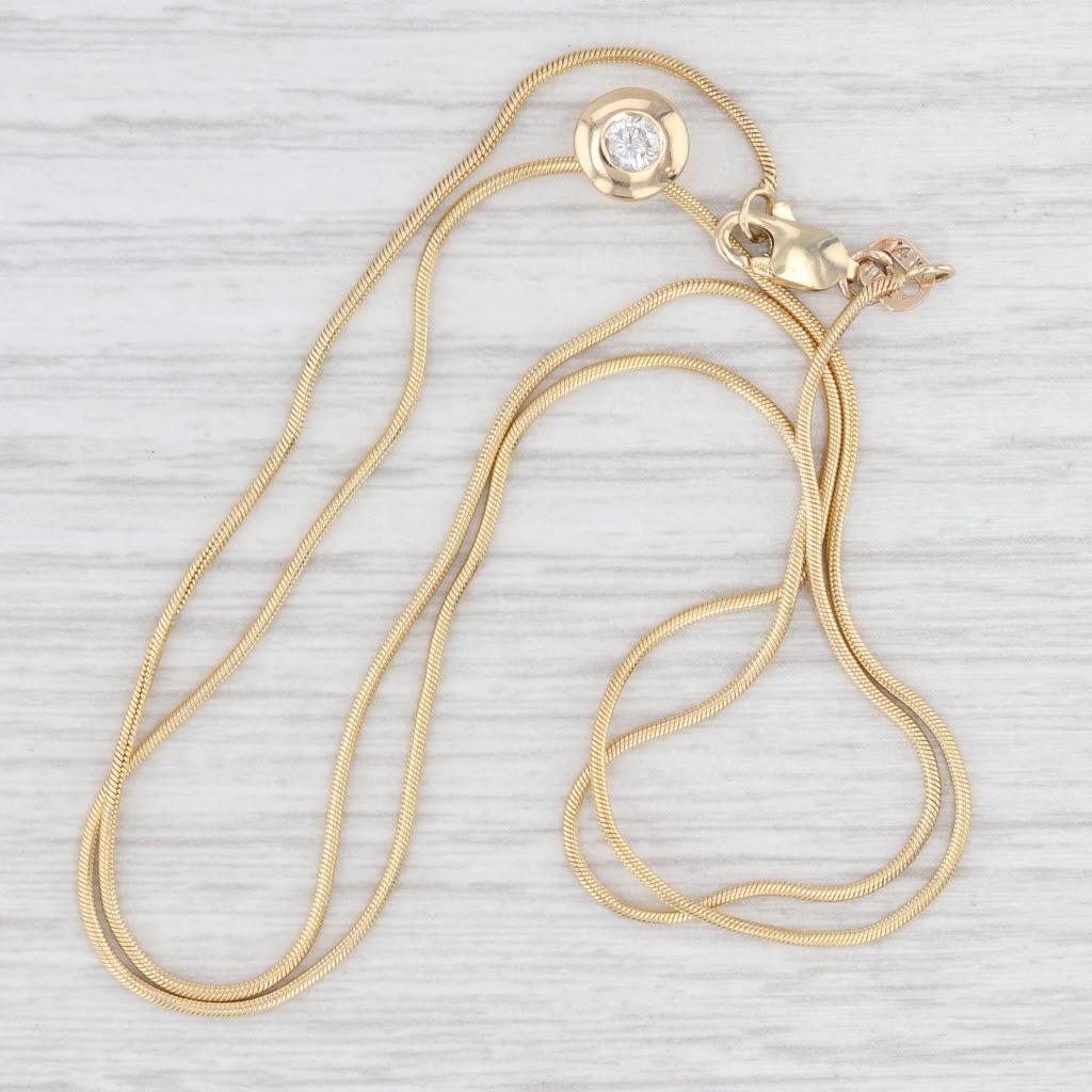 Taille ronde Pendentif solitaire en diamant rond de 0,10ct en or jaune 14k Chaîne serpent de 18,25 pouces en vente