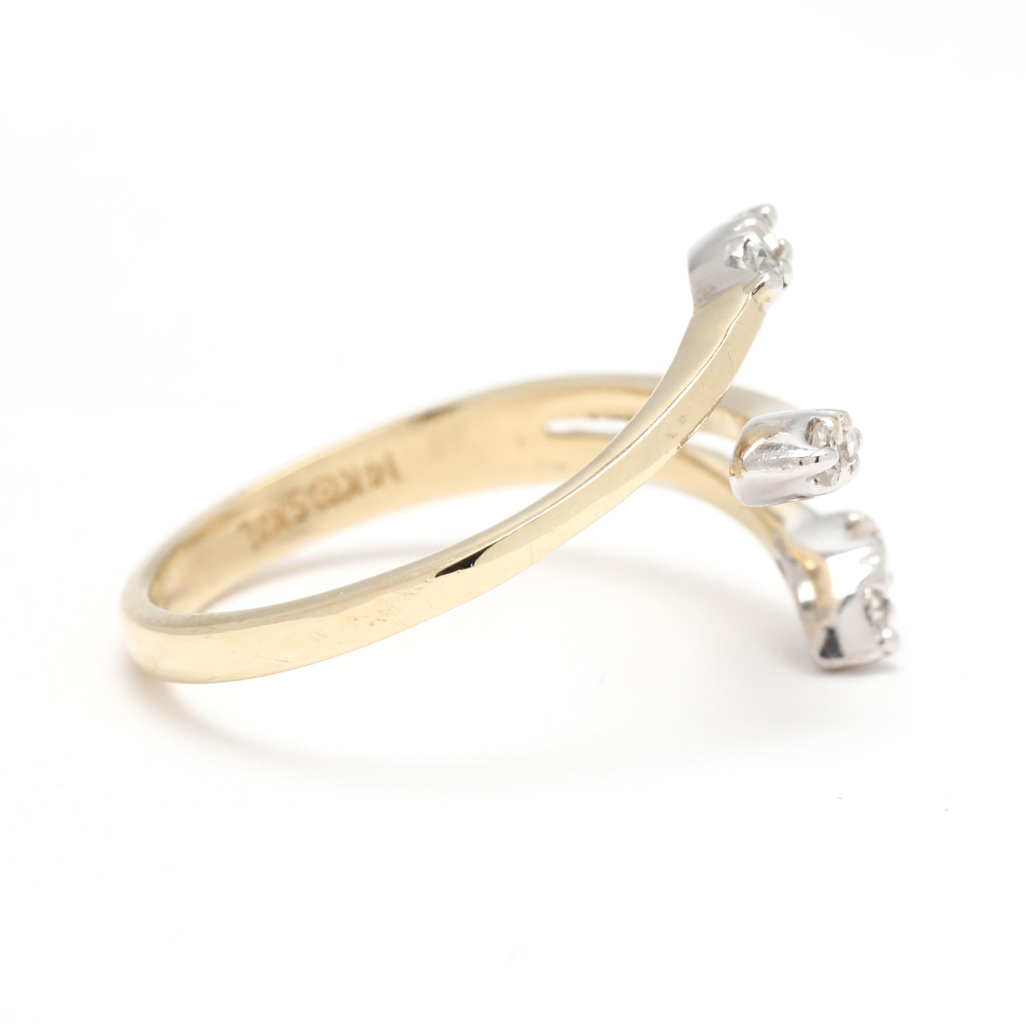 Pierres :
diamants, 6 pierres
coupe unique ronde
1.6 mm
environ .10 carats au total
Couleur G-H, clarté VS2-SI2

Taille de l'anneau 6.25

Longueur : 12,2 mm

Poids : 1.3 dwts. / 2 grammes

Quelques éléments à noter :
* Il s'agit d'un article vintage