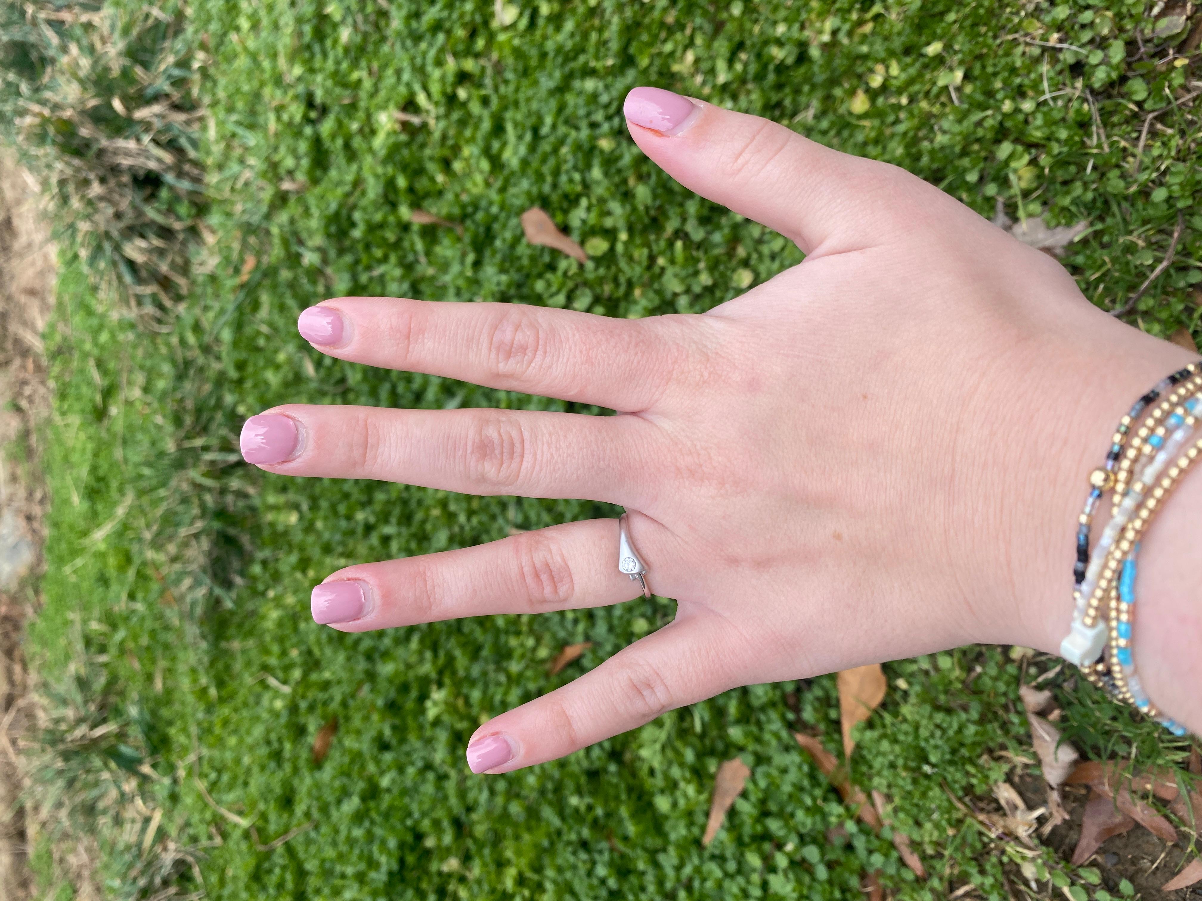 Bague empilable en platine avec diamants de 0,10 carat, taille de bague 6 en vente 2