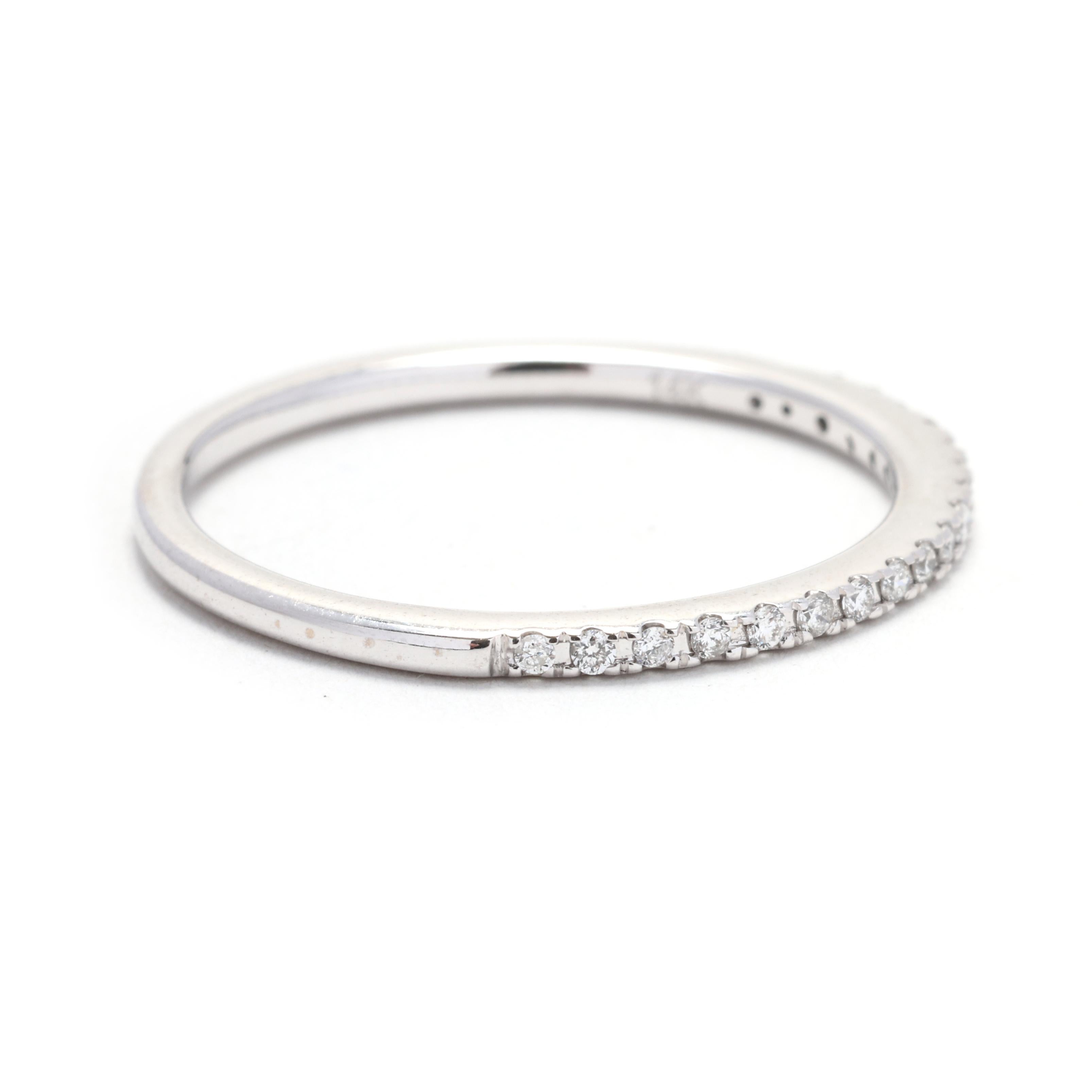 Dieser zarte und elegante Diamantring mit dünnem Band ist die perfekte Ergänzung für Ihre Schmucksammlung. Dieser Ring aus 14 Karat Weißgold ist mit einer Reihe funkelnder Diamanten von insgesamt 0,10 Karat besetzt. Das klassische und zeitlose