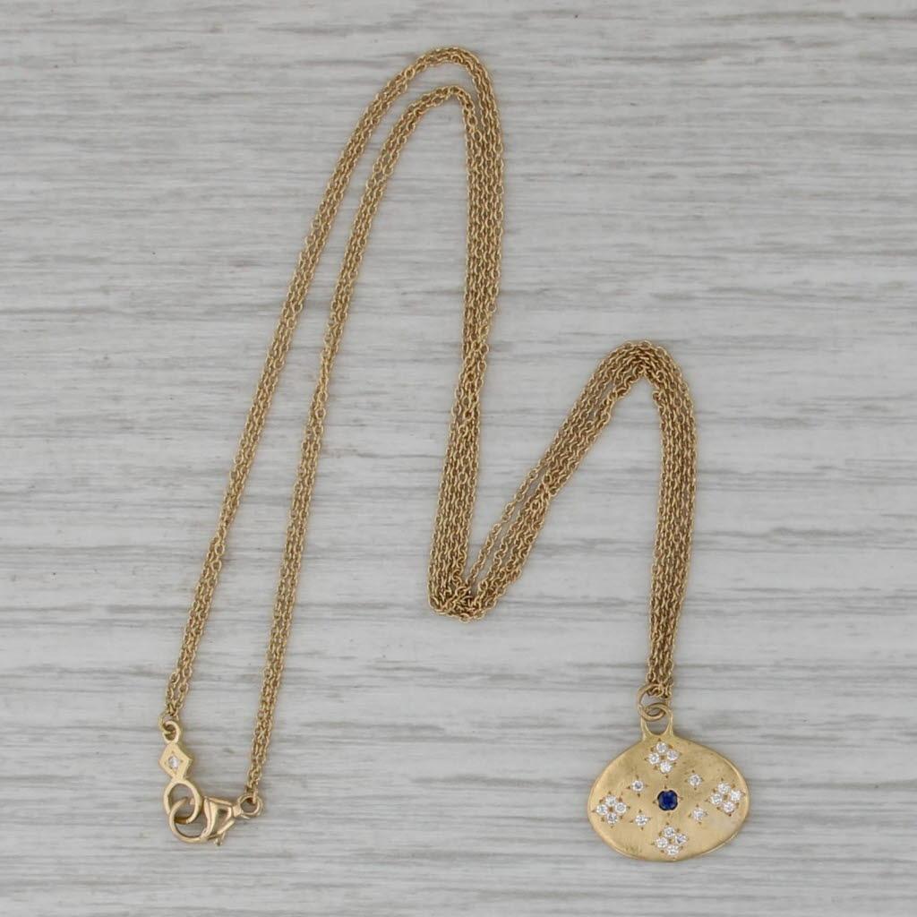 Informazioni sulla gemma:
- Diamanti naturali -
Carati totali - 0,05ctw
Taglio - Brillante rotondo
Colore - E - F
Chiarezza - VS2

- Zaffiro Nature -
Carati totali - 0,05ct
Taglio - Brillante rotondo
Colore - Blu scuro
Trattamento -